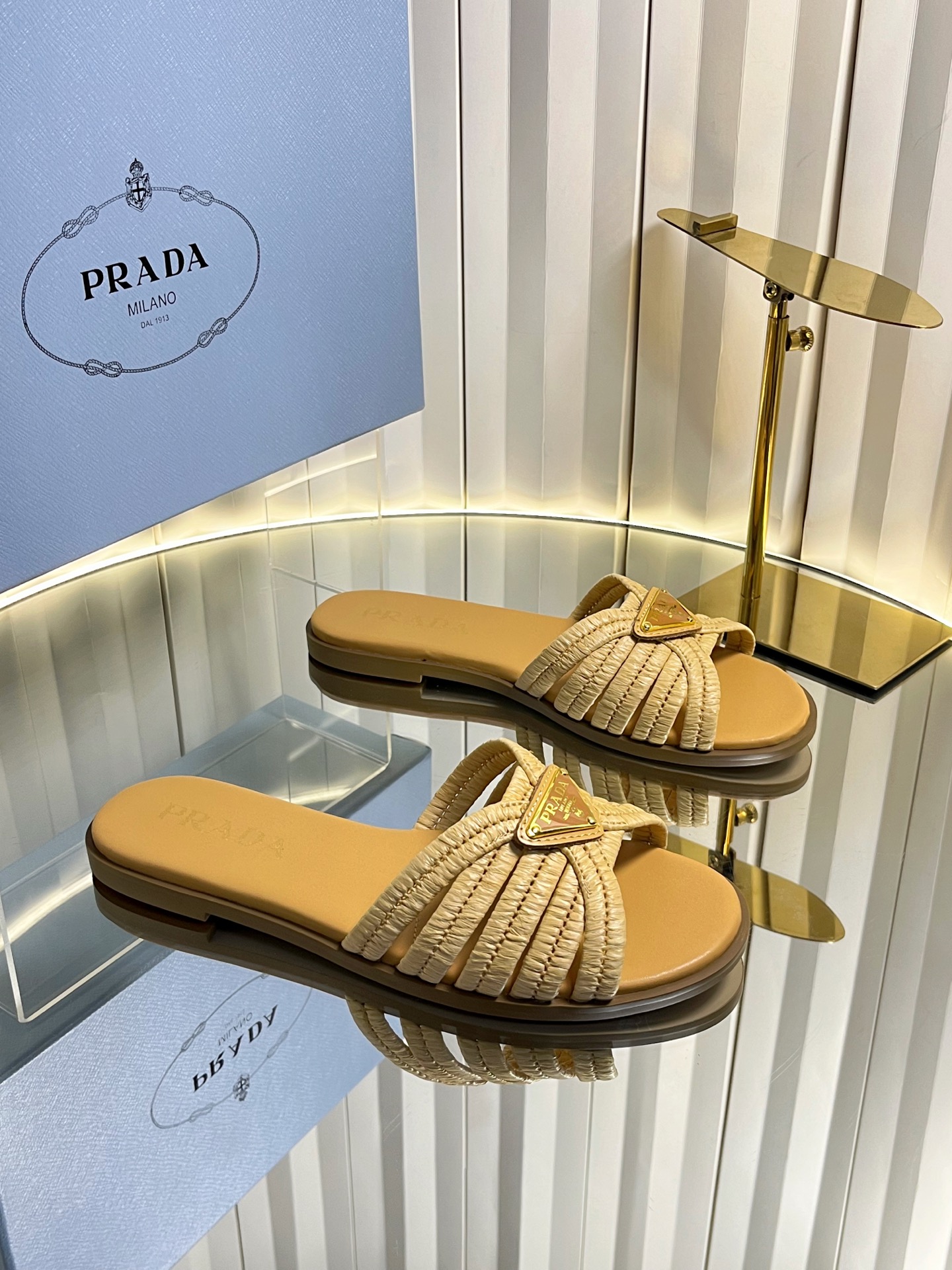 NO:820324,Prada sandals!  The must-have slippers for lazy people look so good on the feet and are full of summer style. Wear them to 'cool down' yourself emotionally!  With the arrival of summer, the sultry weather always makes it difficult to wear shoes that cover the entire foot, but slippers and sandals are very selective for occasions, so this is the right time to buy a pair of straw slippers. The retro triangle logo is fashionable and yet casual and sexy. You can go out as soon as you step on it. The breathable material and the cool feeling of straw make the temperature of your feet feel as if it has dropped by one degree. It is completely a lazy fashion accessory in summer. The upper is made of straw cowhide, the insole is made of PU special material, and the sole is genuine leather.  Size 35-41 (40.41 customized), slippers, prada, sandals, slippers, espadrilles, cowhide19860909普拉达凉拖鞋！懒人必备拖鞋上脚是如此的好看了,  满载夏日风采.穿上它,从心情上给自己“降降温”！夏日的到来,闷热的天气让人总是穿不住包覆整个脚的包鞋,但拖鞋、凉鞋又非常挑场合,因此这时候正适合来一双草编拖鞋.复古三角标带着时尚、又不失随性感,脚一踩就能出门,透气材质加上草编的凉感,脚感温度感觉仿佛降了一度,完全就是夏日的懒人时尚配件. 鞋面草编牛皮 鞋垫pu特殊材料 鞋底真皮底 码数35－41(40.41订做),拖鞋,prada,sandals,slippers,espadrilles,cowhide,Women's Shoes