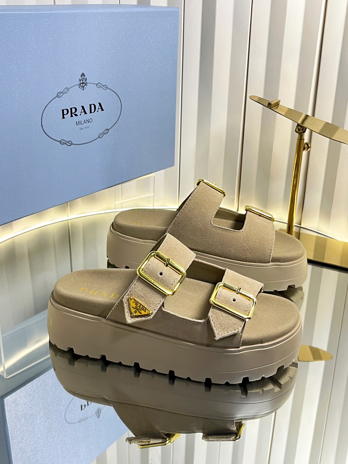 NO:820321,prad…a ss26 new arrival～ pjia26 new spring and summer two-strap slippers. Metal buckle design, simple and fashionable. Thick-soled structure has a heightening effect, comfortable to wear, suitable for long-term walking. The sole is non-slip, perfect for wearing outside in summer or on the beach!  The double straps are adjustable to fit different foot shapes, practical and beautiful. The Prada logo is printed on the insole, which is full of brand feeling. It is a versatile artifact for summer wear and can be easily worn whether for leisure or vacation. size 35-41 (40.41 custom-made, non-refundable), slippers, prada, slippers19860909prad…a ss26 new arrival～ p家26春夏两带拖鞋新品 金属扣带设计,简约又时尚.厚底结构有增高效果,穿着舒适,适合长时间行走.鞋底防滑,夏季外穿或沙滩都很OK！双带可调节,贴合不同脚型,实用又美观.Prada标志印在鞋垫,品牌感满满,是夏日穿搭的百搭神器,无论休闲还是度假都能轻松驾驭. size 35-41 (40.41订做不退换),拖鞋,prada,slippers,Women's Shoes