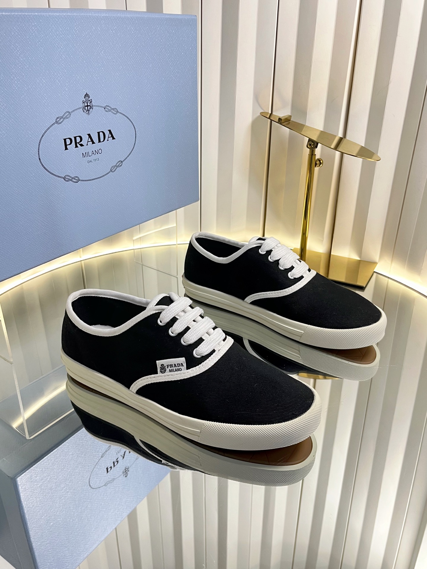 NO:820318,PRADA Prada's latest 2026 spring and summer catwalk style retro casual shoes and canvas shoes. Many star fashion bloggers have cultivated the catwalk style. Full of retro and fashionable. Casual and versatile. Fashionable and casual. It has a unique taste that everyone loves and is easy to control. It is popular every year. It is enough to conquer you. Wear it, casual and fashionable. Make no mistake in both ways. The upper is simple and handsome. The fabric is imported and customized. Mixed sheepskin on the inside.  Original non-slip rubber outsole Size 35-40 (customized for 40), casual shoes/sports shoes, prada, prada, sneakers, sheepskin19860909PRADA普拉达2026春夏最新走秀款复古休闲鞋 帆布鞋  超多明星时尚博主种草 走秀款 复古感时髦满满 随意百搭 时尚休闲 独到味道人人都爱也轻松驾驭 每年都会爆足以征服你,穿上它,休闲时髦 两不失误 上脚简单帅气 面料进口定制布料 内里混种羊皮 原版防滑橡胶大底Size35-40（40定做),休闲鞋/运动鞋,prada,prada,sneakers,sheepskin,Women's Shoes