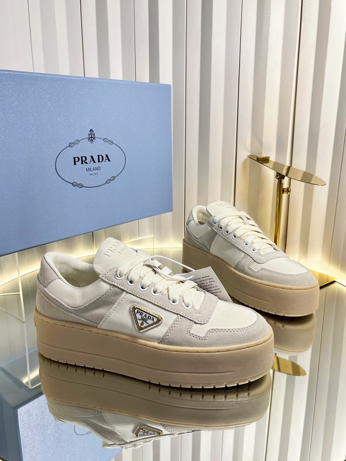 NO:820314,Prada 26/ Latest Downtown Bold series Thick sole Triangle logo Casual white shoes Sporty design with exquisite details. Made of perforated leather, the personalized thick sole presents a unique modern style. The Prada logo is interpreted from different angles and decorated with the iconic enameled triangle metal logo, highlighting the unique classic style. Exquisite packaging at the delivery counter. Fabric: Original custom imported first-layer cowhide/cow leather. Lining: Soft sheepskin lining.  Outsole: original molded ultra-light foam outsole, sole thickness: 4.5CM Size: #35-41 (40.41 custom-made, non-returnable), casual shoes/sports shoes, prada, prada, sneakers, cowhide, sheepskin19860909Prada 普拉达 26/ 最新Downtown Bold系列 厚底 三角标 休闲 小白鞋 运动风设计搭配精致细节.采用穿孔皮革打造,个性的厚底呈现别具一格的现代风格.通过不同角度演绎Prada徽标,饰有标志性的涂珐琅三角形金属徽标,彰显别具一格的经典格调 配送专柜精美包装 面料: 原版定制进口头层牛皮/牛京 内里: 柔软羊皮里 大底: 原版开模超轻发泡大底 底厚: 4.5CM Size: #35-41（40.41定做不退换）,休闲鞋/运动鞋,prada,prada,sneakers,cowhide,sheepskin,Women's Shoes