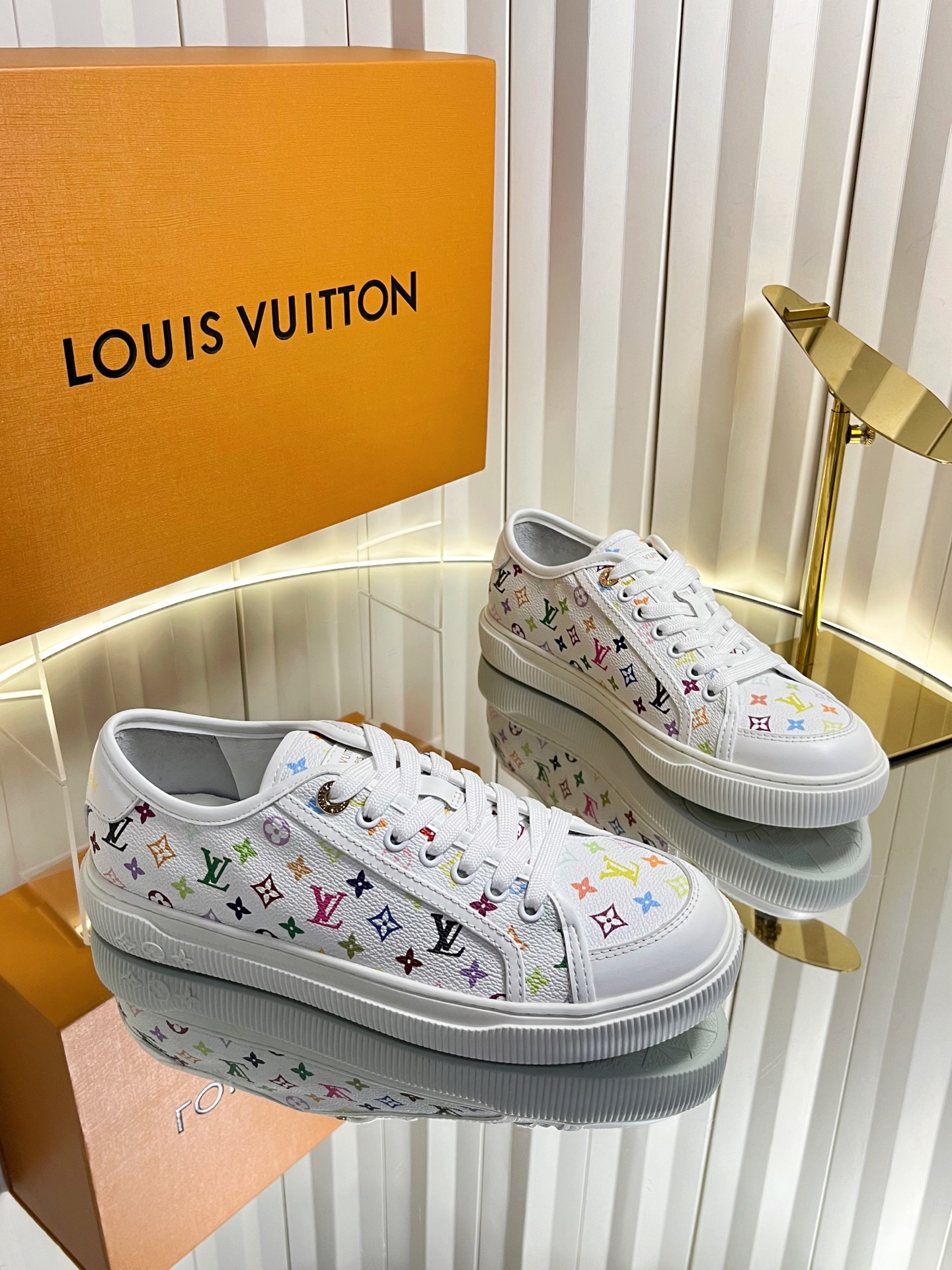 NO:820151,Couple style for men and women LV Louis Vuitton L Home Donkey Brand's latest cherry Lagoon series Thick-soled denim denim Embossed Presbyopia Thick-soled Casual sneakers Skateboard shoes Original purchase, development and production This Lagoon sneaker is made of Monogram denim, which injects a retro flavor into the classic design. The leather trimmings pop out with the Louis Vuitton logo, and the inscribed eyelets, trims and laces highlight the exquisite details. The rubber outsole embellished with Monogram flowers completes the whole package. Exquisite packaging at the delivery counter  The fabric is made of original imported custom three-color material. The lining is made of original imported cowhide lining/foot padding cowhide. The sole is made of original molded non-slip TPU material. Bottom thickness is 2.5CM. Size: Women's 35-42 (can be customized 40.41.42) Men's 39-45 (can be customized 39.45), casual shoes/sports shoes, louis vuitton, louis vuitton, louis vuitton, louis  vuitton,sneakers,cowhide19860909女男情侣款 LV路易威登L家 驴牌最新樱桃Lagoon系列 厚底丹宁牛仔布 压花 老花 厚底 休闲运动鞋 滑板鞋 原版购入开发 做货 这款Lagoon 运动鞋取材 Monogram 丹宁布,为经典设计注入复古气息.皮革饰边跃现路易威登标识,铭纹孔眼、镶边和鞋带彰显考究细节,点缀 Monogram 花卉的橡胶外底完善整体 配送专柜精美包装 面料原版进口定制三彩材料 内里原版进口牛皮里/垫脚牛皮 鞋底原版开模防滑TPU材质 底厚2.5CM Size:女款35-42（可定制40.41.42) 男款39-45（可定制39.45）,休闲鞋/运动鞋,louis vuitton,louis vuitton,louis vuitton,louis vuitton,sneakers,cowhide,Women's Shoes