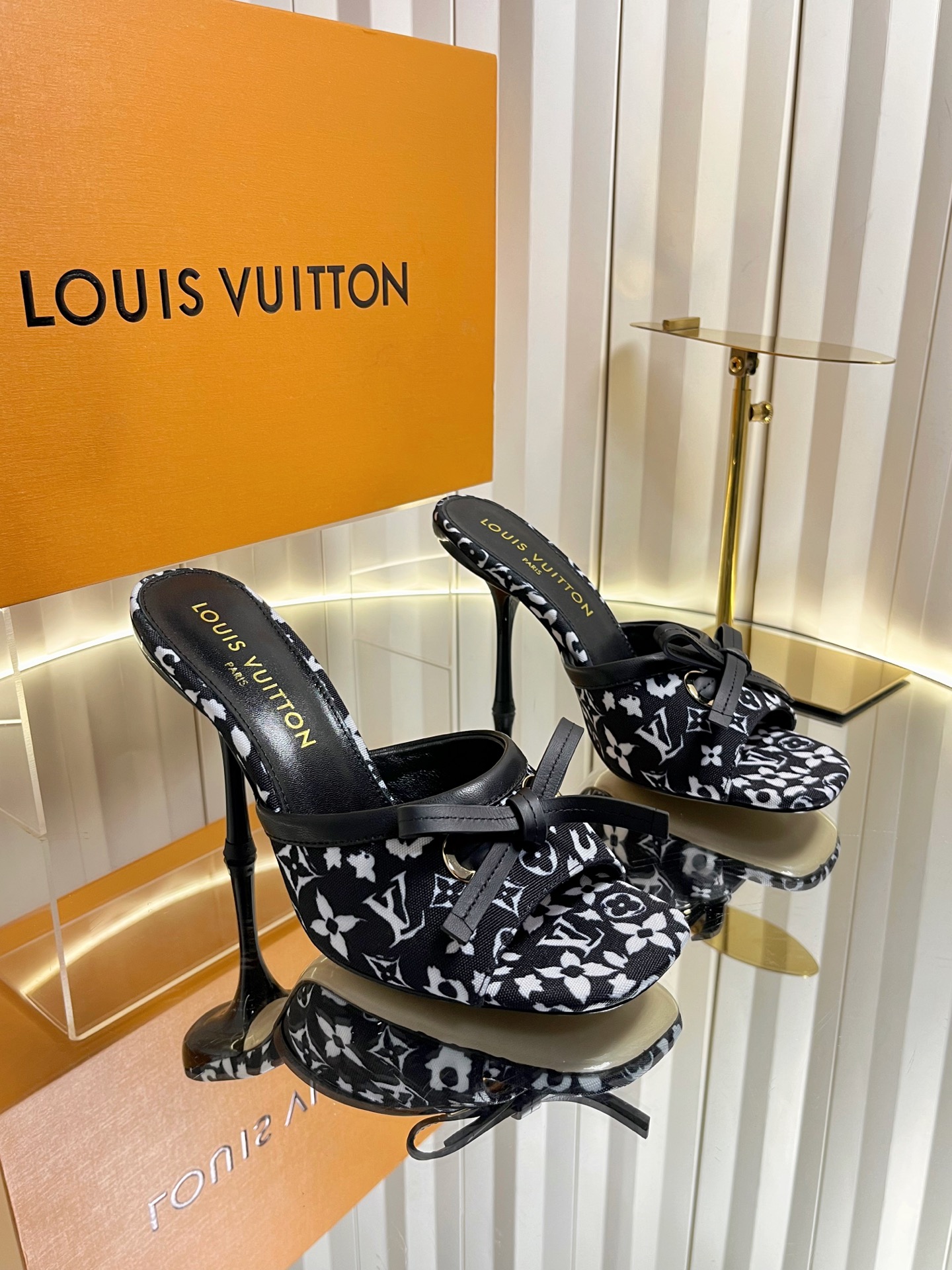 NO:820295,The top version of LV Donkey [purchase level], Louis Vuitton 2026 official website series!  Perfect last shape, LV's latest embossed electric embroidery technology, more elegant temperament, comfortable and good-looking on the feet, full of femininity, fashionable and versatile, new original inverted last shape, ultimate 1:1 shape, exquisite workmanship, imported high-end fabrics showing exquisite texture!  Fabric imported lambskin, lining high-quality soft sheepskin, foot pads imported goatskin, Italian genuine leather outsole 5.5/9cm painted heels, size 35-41 (34.40.41 customized, non-returnable and non-exchangeable), high heels and slippers, louis vuitton, louis vuitton, louis vuitton, high heels, slippers, sheepskin, Leather soles19860909顶级版本LV 驴【代购级】、Louis Vuitton 2026款官网系列！完美楦型、LV最新压花电绣纹工艺、更显优雅气质、上脚舒适好看、女人味十足、时尚百搭、新原版倒模楦型,极致1:1形体,做工精致、进口高端面料呈现出精致质感！ 面料进口小羊皮、内里优质柔软羊皮里、 垫脚进口山羊皮、 意大利真皮大底 5.5/9cm烤漆跟 码数35-41（34.40.41定制不退不换）,高跟鞋拖鞋,louis vuitton,louis vuitton,louis vuitton,high heels,slippers,sheepskin,Leather soles,Women's Shoes