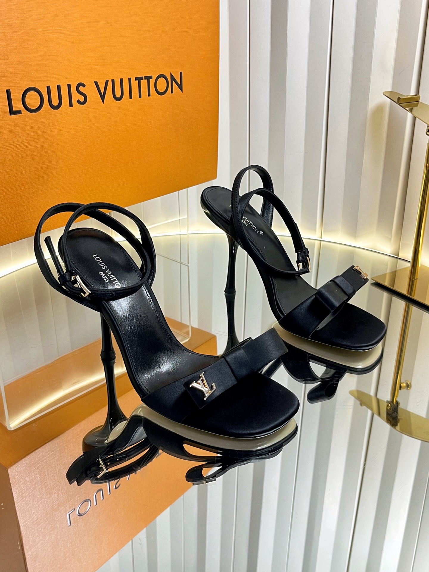 NO:820283,The top version of LV Donkey [purchase level], Louis Vuitton 2026 official website series!  The counter features the latest LV 6AM letter buckle cat heel high-heeled sandals. New hard goods with perfect last shape. LV's latest metal letter buckle is matched with silk craftsmanship, which makes it more elegant. It is comfortable and good-looking on the feet, full of femininity, fashionable and versatile. The new original inverted mold last shape, the ultimate 1:1 shape, exquisite workmanship, and imported high-end fabrics show exquisite texture!  Fabric imported silk fabric, lining high-quality soft sheepskin, foot pads imported goatskin, Italian genuine leather outsole 9cm painted heels, size 35-42 (34.40.41.42 customized, non-returnable and non-exchangeable), high heels and slippers, louis vuitton, louis vuitton, louis vuitton, sandals, high heels, slippers, sheepskin, real silk, Leather soles19860909顶级版本LV 驴【代购级】、Louis Vuitton 2026款官网系列！柜主打最新款LV 6AM 字母扣猫跟高跟凉鞋 硬货上新完美楦型、LV最新金属字母扣配搭真丝工艺、更显优雅气质、上脚舒适好看、女人味十足、时尚百搭、新原版倒模楦型,极致1:1形体,做工精致、进口高端面料呈现出精致质感！ 面料进口真丝面料、内里优质柔软羊皮里、 垫脚进口山羊皮、 意大利真皮大底 9cm烤漆跟 码数35-42（34.40.41.42定制不退不换）,高跟鞋拖鞋,louis vuitton,louis vuitton,louis vuitton,sandals,high heels,slippers,sheepskin,real silk,Leather soles,Women's Shoes
