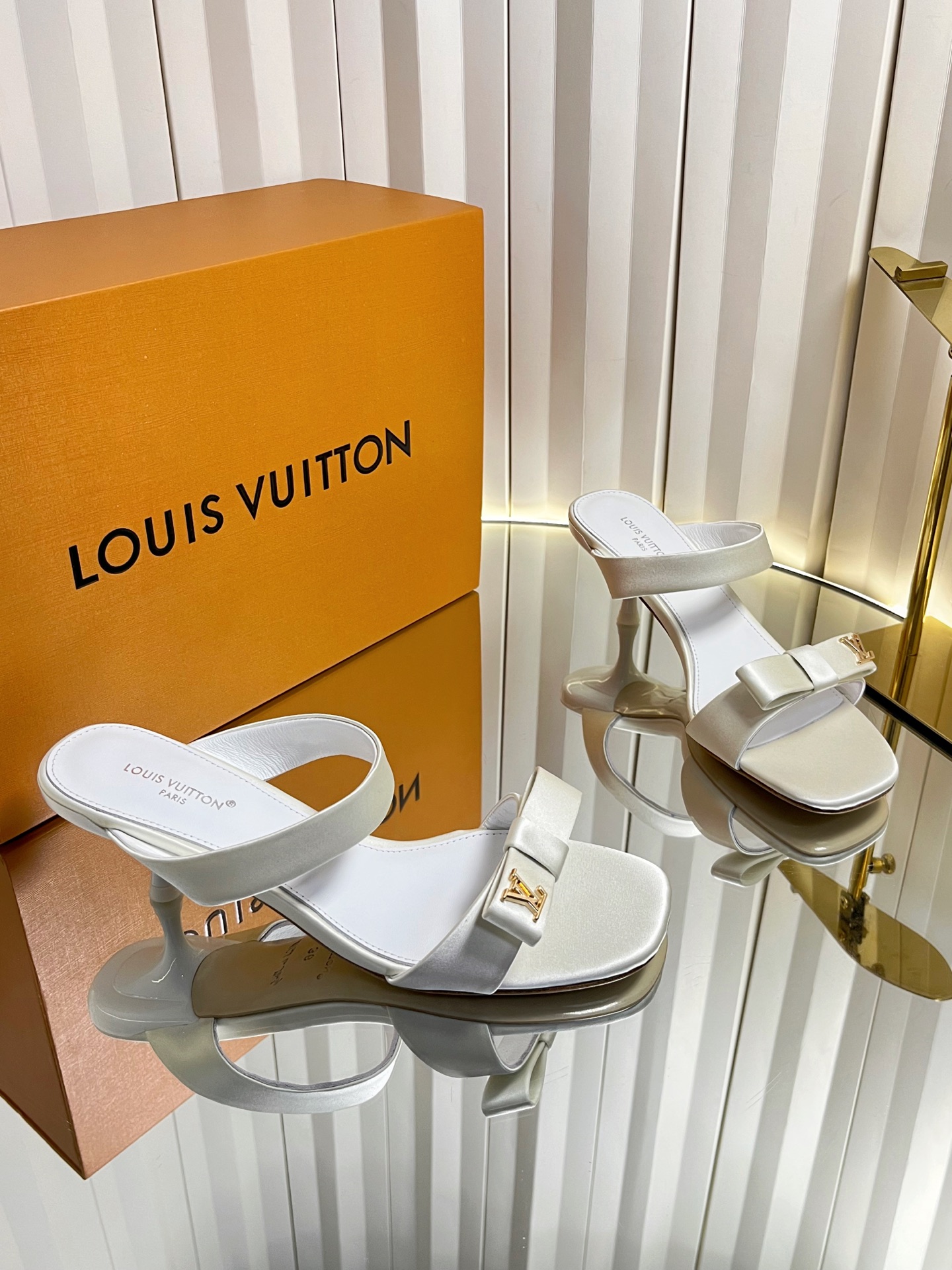 NO:820289,The top version of LV Donkey [purchase level], Louis Vuitton 2026 official website series!  The counter features the latest LV 6AM letter buckle cat heel high-heeled sandals. New hard goods with perfect last shape. LV's latest metal letter buckle is matched with silk craftsmanship, which makes it more elegant. It is comfortable and good-looking on the feet, full of femininity, fashionable and versatile. The new original inverted mold last shape, the ultimate 1:1 shape, exquisite workmanship, and imported high-end fabrics show exquisite texture!  Fabric imported silk fabric, lining high-quality soft sheepskin, foot pads imported goatskin, Italian genuine leather outsole 5cm painted heels, size 35-42 (34.40.41.42 customized, non-refundable and non-exchangeable), high heels and slippers, louis vuitton, louis vuitton, louis vuitton, sandals, high heels, slippers, sheepskin, real silk, Leather soles19860909顶级版本LV 驴【代购级】、Louis Vuitton 2026款官网系列！柜主打最新款LV 6AM 字母扣猫跟高跟凉鞋 硬货上新完美楦型、LV最新金属字母扣配搭真丝工艺、更显优雅气质、上脚舒适好看、女人味十足、时尚百搭、新原版倒模楦型,极致1:1形体,做工精致、进口高端面料呈现出精致质感！ 面料进口真丝面料、内里优质柔软羊皮里、 垫脚进口山羊皮、 意大利真皮大底 5cm烤漆跟 码数35-42（34.40.41.42定制不退不换）,高跟鞋拖鞋,louis vuitton,louis vuitton,louis vuitton,sandals,high heels,slippers,sheepskin,real silk,Leather soles,Women's Shoes