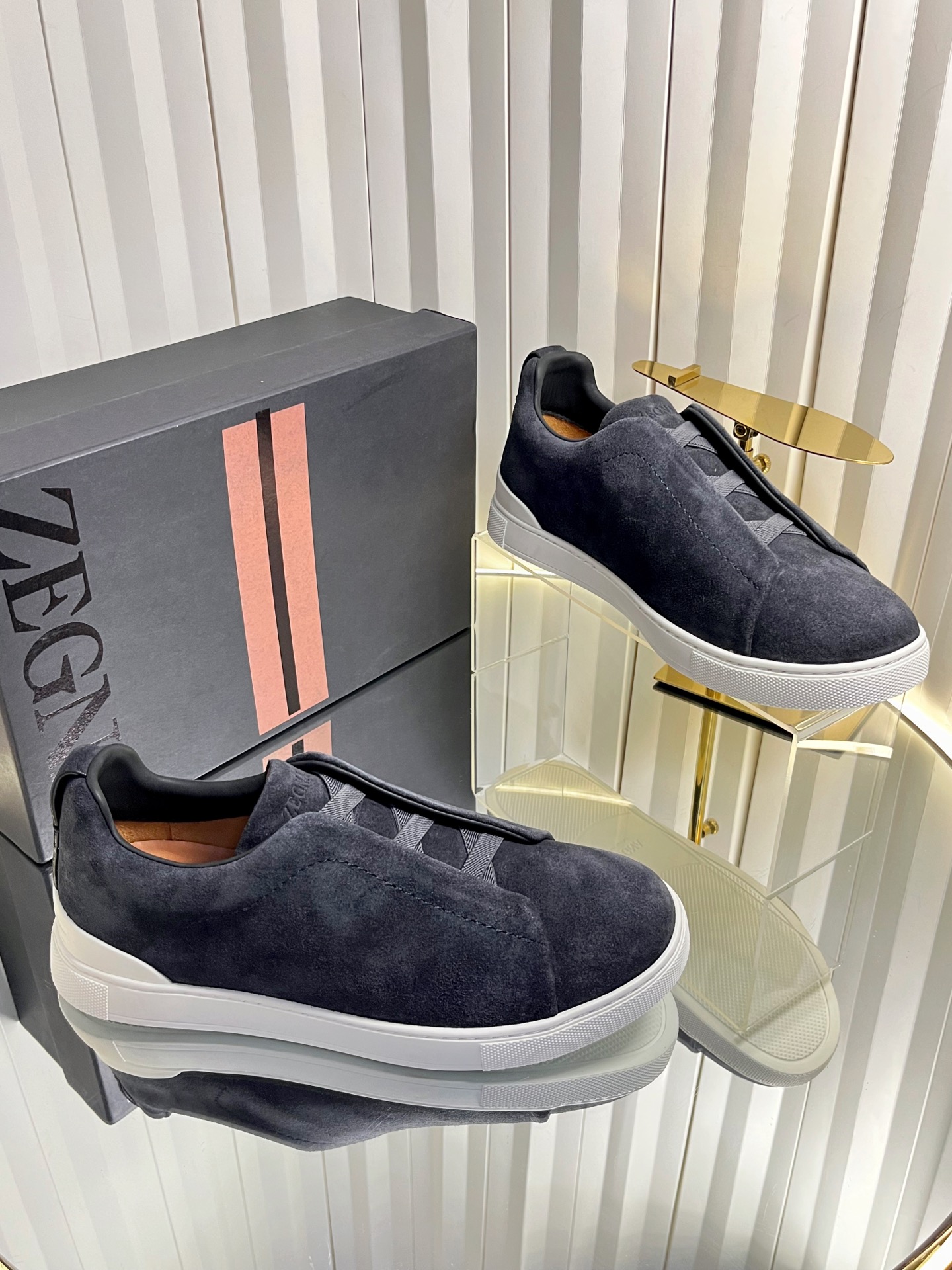 NO:820228,#Men's Purchasing Level Zegna Triple Stitch Sports Shoes TS-SECONDSKIN Classic Luxury Business Casual Men's Shoes This Nero Oasi Triple  StitchTMSECONDSKIN luxury casual shoes are made of selected calfskin, giving them a more flexible feel than ever before. Zegna's iconic triple cross elasticated details ensure easy putting on and taking off, and are reminiscent of the traditional hand-sewn craftsmanship of the brand's tailoring jackets, paying tribute to Zegna's exquisite craftsmanship heritage. Made of particularly soft and lightweight uppers, with white rubber soles. Triple StitchTMSECONDSKIN luxury casual shoes embody more than a century of exquisite craftsmanship, intellectual inheritance and persistent pursuit of innovation.  Upper smooth cowhide/ pebbled cowhide/ imported suede lining cowhide lining molded rubber outsole Size # male 39-45 (customized for 45 non-refundable), casual shoes/sports shoes, zegna, sneakers, jackets & coats, cowhide, chamois leather19860909#男款 代购级 Zegna杰尼亚 Triple Stitch运动鞋TS-SECONDSKIN 经典 奢华商务休闲 男鞋 这款Nero Oasi Triple StitchTMSECONDSKIN奢华休闲鞋以精选小牛皮制成,赋予其更胜以往的灵便之感.杰尼亚标志性三重交叉松紧细节确保穿脱灵便,同时令人联想到品牌精裁夹克的传统手工缝制工艺,致敬杰尼亚的精湛工艺传承.采用尤为柔软的轻盈鞋面,配以白色橡胶鞋底.Triple StitchTMSECONDSKIN奢华休闲鞋凝聚超过百年的精湛工艺,智慧传承以及对创新的执着追求. 鞋面光面牛皮/荔枝纹牛皮/进口麂皮 内里牛皮里 鞋底开模橡胶大底 Size#男39-45（45定做不退换）,休闲鞋/运动鞋,zegna,sneakers,jackets & coats,cowhide,chamois leather,Women's Shoes