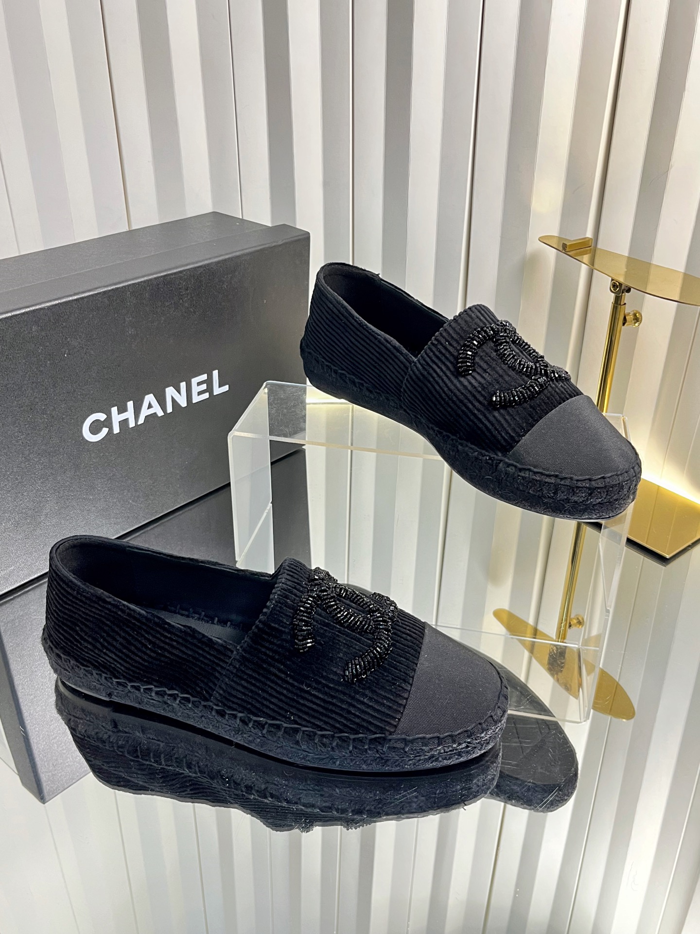 NO:820311,Chanel's classic fisherman shoes are the most wearable lazy shoes in history ~ New colors are released every year ~ You don't get tired of wearing them every year ~ They will never go out of style every year ~ They are great for commuting and shopping. Customized imported first-layer sheepskin and linen cotton surface!  Soft sheepskin lining, hemp rope and hand-woven flower-injected rubber, translucent rubber original color outsole Size 34-42 (34.40.41.42 custom-made and non-returnable) Requires an airplane case of 40, fisherman shoes, chanel, espadrilles, sheepskin19860909香奈儿经典渔夫鞋 史上最好穿的懒人鞋～每年都会出新颜色 ～年年穿不腻～年年永不会过时～通勤逛街都非常ok 定制进口头层羊皮 布料麻棉面！柔软羊皮内里 麻绳加纯手工编花注胶半透明橡胶原色大底 Size34-42（34.40.41.42定做不退换） 要配飞机盒40,渔夫鞋,chanel,espadrilles,sheepskin,Women's Shoes