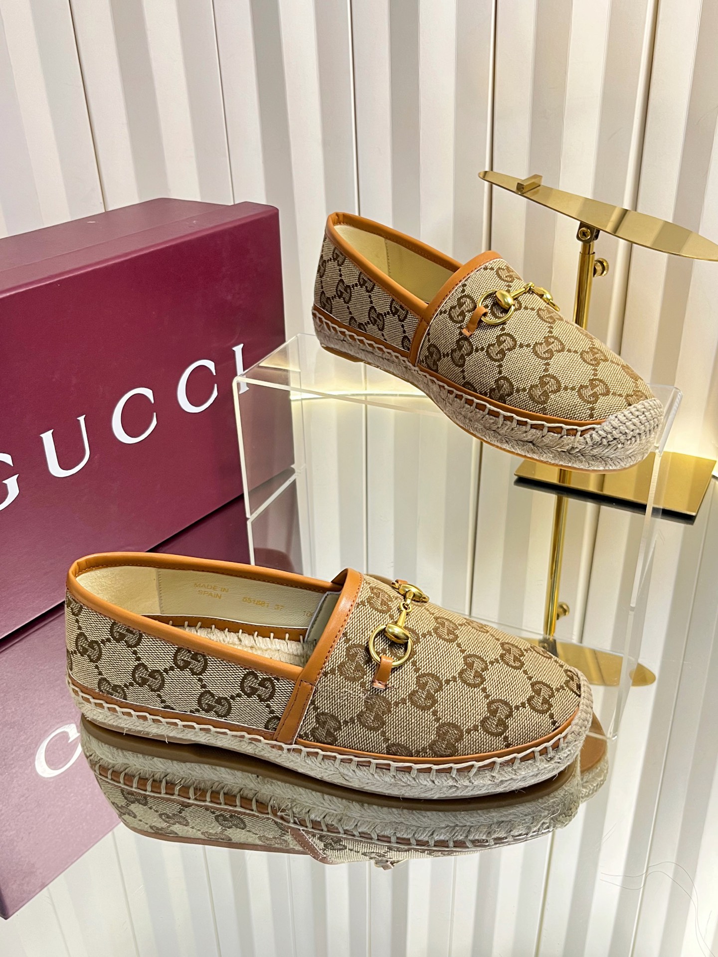 NO:782140,Gucci Presbyopia Series G G Printed Shoes Horsebit GG Straw Hemp Sole Fisherman Shoes The best lazy shoes in history ~ New colors will be released every year ~ You will never get tired of wearing them every year ~ They will never go out of style ~ It is a perfect combination of fashion and comfort. Very simple and classic design, versatile, comfortable and high-end, double G iconic logo on the upper  Showing the charm of fashion, the light gold horsebit accessories are an essential item in the summer shoe cabinets of goddesses. Different from the previous exaggerated techniques, the classic double G monogram pattern series is highlighted with the awakening design G G, giving the classic pattern new vitality and exquisite highlights. Customized imported double G canvas/hot diamond!  Soft sheepskin lining, hemp rope and hand-knitted flower-injected rubber, translucent rubber original color outsole Size 34-42 (34.40.41.42 custom-made, non-returnable), single shoes, gucci, espadrilles, espadrilles, sheepskin19860909Gucci老花系列G G印花单鞋马衔扣GG草编麻绳底渔夫鞋 史上最好穿的懒人鞋～每年都会出新颜色 ～年年穿不腻～年年永不会过时～简直是时尚感与舒适度的天作之合 非常简约经典大气的设计,上脚百搭舒适又显高级,鞋面双G标志性Logo 彰显时尚魅力,女神们夏季鞋柜里的必不可少的单品浅金马衔扣配饰有别于以往的夸张手法呈现经典双G字母交织图案系列中以唤醒设计G G为亮点,令经典图案焕发新的活力与精致亮点 定制进口双G帆布/烫钻！柔软羊皮内里 麻绳加纯手工编花注胶半透明橡胶原色大底 Size34-42（34.40.41.42定做不退换）,单鞋,gucci,espadrilles,espadrilles,sheepskin,Women's Shoes