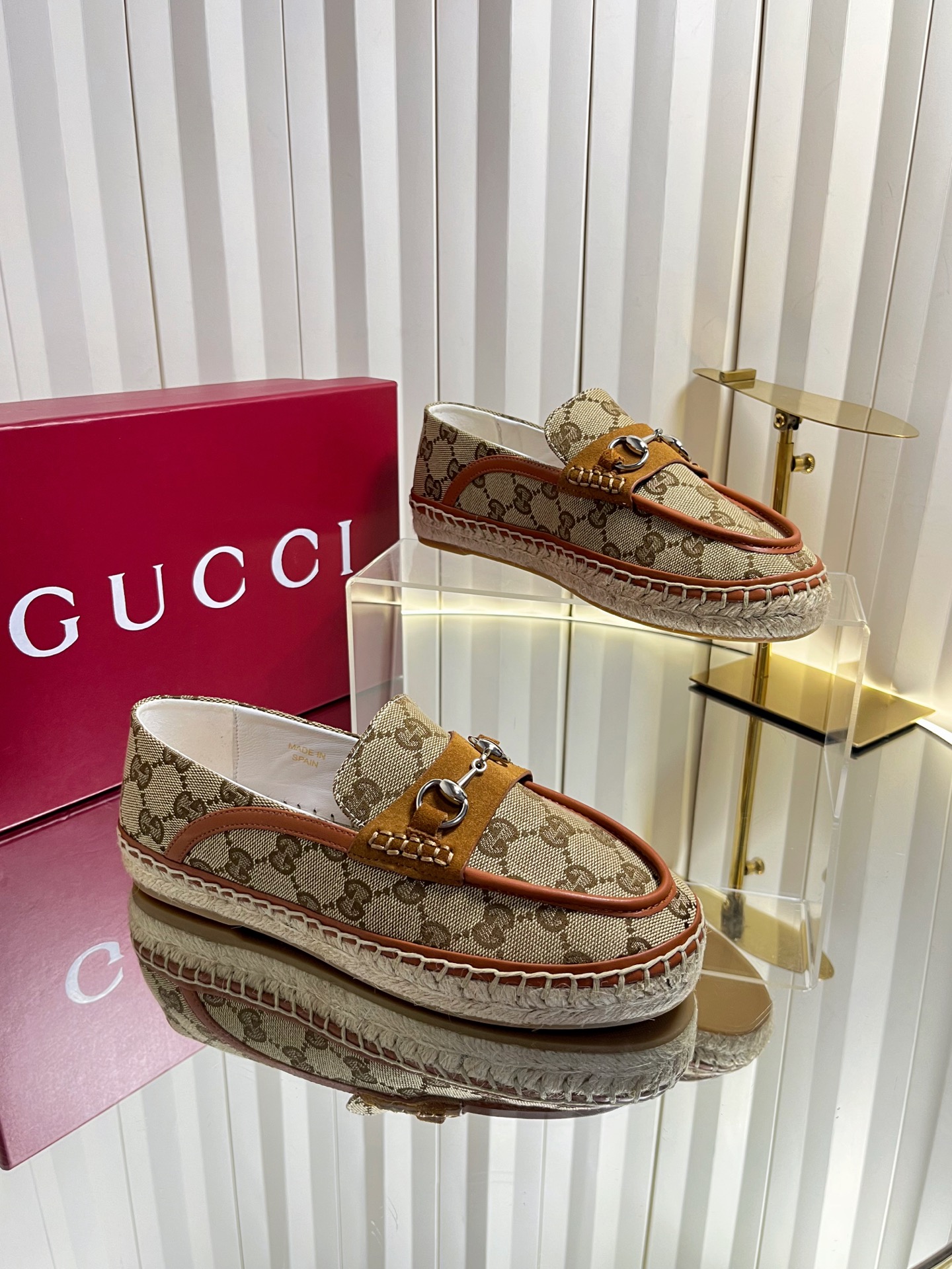 NO:782133,Gucci Presbyopia Series G G Printed Shoes Horsebit GG Straw Hemp Sole Fisherman Shoes The best lazy shoes in history ~ New colors will be released every year ~ You will never get tired of wearing them every year ~ They will never go out of style ~ It is a perfect combination of fashion and comfort. Very simple and classic design, versatile, comfortable and high-end, double G iconic logo on the upper  Showing the charm of fashion, the light gold horsebit accessories are an essential item in the summer shoe cabinets of goddesses. Different from the previous exaggerated techniques, the classic double G letter interlacing pattern series is highlighted with the awakening design G G, giving the classic pattern new vitality and exquisite highlights. Customized imported double G canvas/hot diamond/gauze mesh!  Soft sheepskin lining, hemp rope and hand-knitted flower-injected rubber, translucent rubber original color outsole Size 34-42 (34.40.41.42 custom-made, non-returnable), single shoes, gucci, espadrilles, espadrilles, sheepskin19860909Gucci老花系列G G印花单鞋马衔扣GG草编麻绳底渔夫鞋 史上最好穿的懒人鞋～每年都会出新颜色 ～年年穿不腻～年年永不会过时～简直是时尚感与舒适度的天作之合 非常简约经典大气的设计,上脚百搭舒适又显高级,鞋面双G标志性Logo 彰显时尚魅力,女神们夏季鞋柜里的必不可少的单品浅金马衔扣配饰有别于以往的夸张手法呈现经典双G字母交织图案系列中以唤醒设计G G为亮点,令经典图案焕发新的活力与精致亮点 定制进口双G帆布/烫钻/纱网！柔软羊皮内里 麻绳加纯手工编花注胶半透明橡胶原色大底 Size34-42（34.40.41.42定做不退换）,单鞋,gucci,espadrilles,espadrilles,sheepskin,Women's Shoes