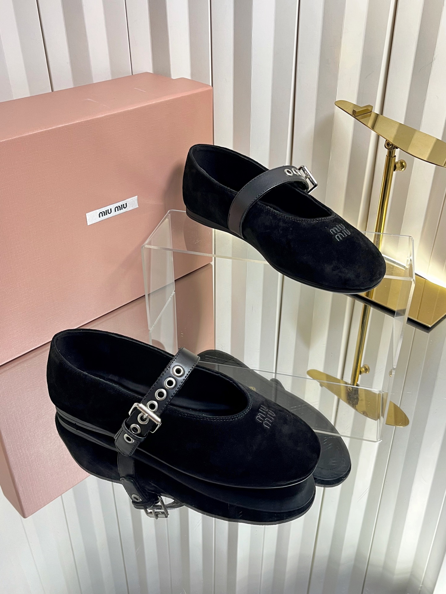 NO:782122,Miu Mi* 26ss new suede Mary Jane shoes for early spring. Miu suede Mary Jane shoes, welding retro sweetness and coolness to the feet!  The suede surface comes with a soft focus filter, which is soft and noble. The metal buckle + rivet details make a sweet girl instantly become a cool girl. The round-toe shoe shape accommodates the foot shape, making walking stable and not tiring. The three colors of black/brown/turmeric are suitable for all autumn and winter atmosphere. Paired with a pleated skirt, it looks like a college girl, paired with jeans, it looks like a hot girl on the street. Whoever wears it looks like a MIU lady from the pictorial.  Black is versatile, dark brown is retro, and turmeric is white. Pair it with a skirt to look like a good girl, and with pants to look like a cool senior. The atmosphere of autumn and winter is directly welded to the body. Upper sheepskin lining sheepskin outsole original rubber outsole size 35-41 (40.41 size customization is not returnable), mary jane, miumiu, mary jane, skirts, jeans, sheepskin, sheep, chamois leather19860909Miu Mi* 26ss 早春新款麂皮玛丽珍鞋 miu系绒面玛丽珍,把复古甜酷焊在脚上！麂皮绒面自带柔焦滤镜,软糯又显贵,金属扣带+铆钉细节,甜妹秒变酷女孩,圆头鞋型包容脚型,走路稳又不累,黑/棕/姜黄三色,适配秋冬所有氛围感穿搭,配百褶裙是学院少女,配牛仔裤是街头辣妹,谁穿谁是画报里走出来的miu系大小姐. 黑色百搭、深棕复古、姜黄显白,配裙子是乖乖女,配裤子是酷学姐,秋冬穿搭氛围感直接焊死在身上. 鞋面羊京 内里羊皮 大底原版橡胶大底 size35-41码（40.41码定制不退换）,玛丽珍,miumiu,mary jane,skirts,jeans,sheepskin,sheep,chamois leather,Women's Shoes