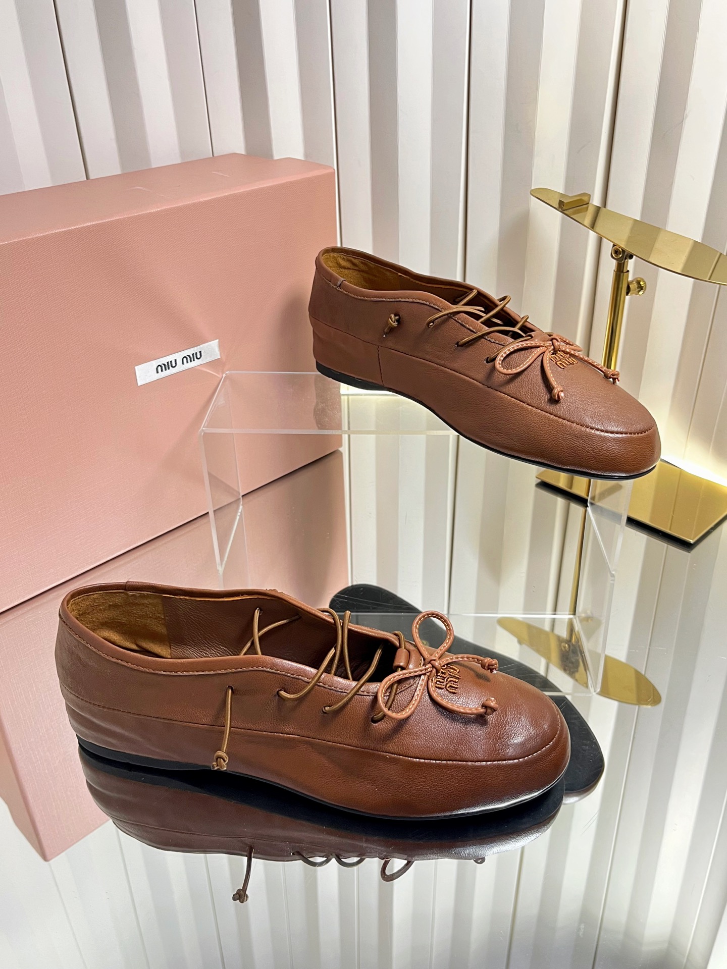 NO:782115,Miu26c new arrival～ Miu Miu 26 spring and summer new strappy bow shoes, with delicate texture and durability. Shallow mouth + bow strap design, French elegance, super comfortable flat bottom, easy to control for daily commuting or leisure. The insole has brand logo, exquisite details, versatile in spring and summer, can be matched with skirts and trousers, easy to switch between multiple styles size: 35-41 (customized at 40.41), Mary Jane, miumiu, mary  jane,skirts19860909Miu26c new arrival～ Miu Miu 26春夏新品绑带蝴蝶结单鞋,质感细腻又耐用.浅口+蝴蝶结绑带设计,法式优雅满分,平底超舒适,日常通勤或休闲都能轻松驾驭,鞋垫有品牌标识,细节精致,春夏百搭,裙装裤装都能搭,轻松切换多种风格 size:35-41（40.41订做）,玛丽珍,miumiu,mary jane,skirts,Women's Shoes
