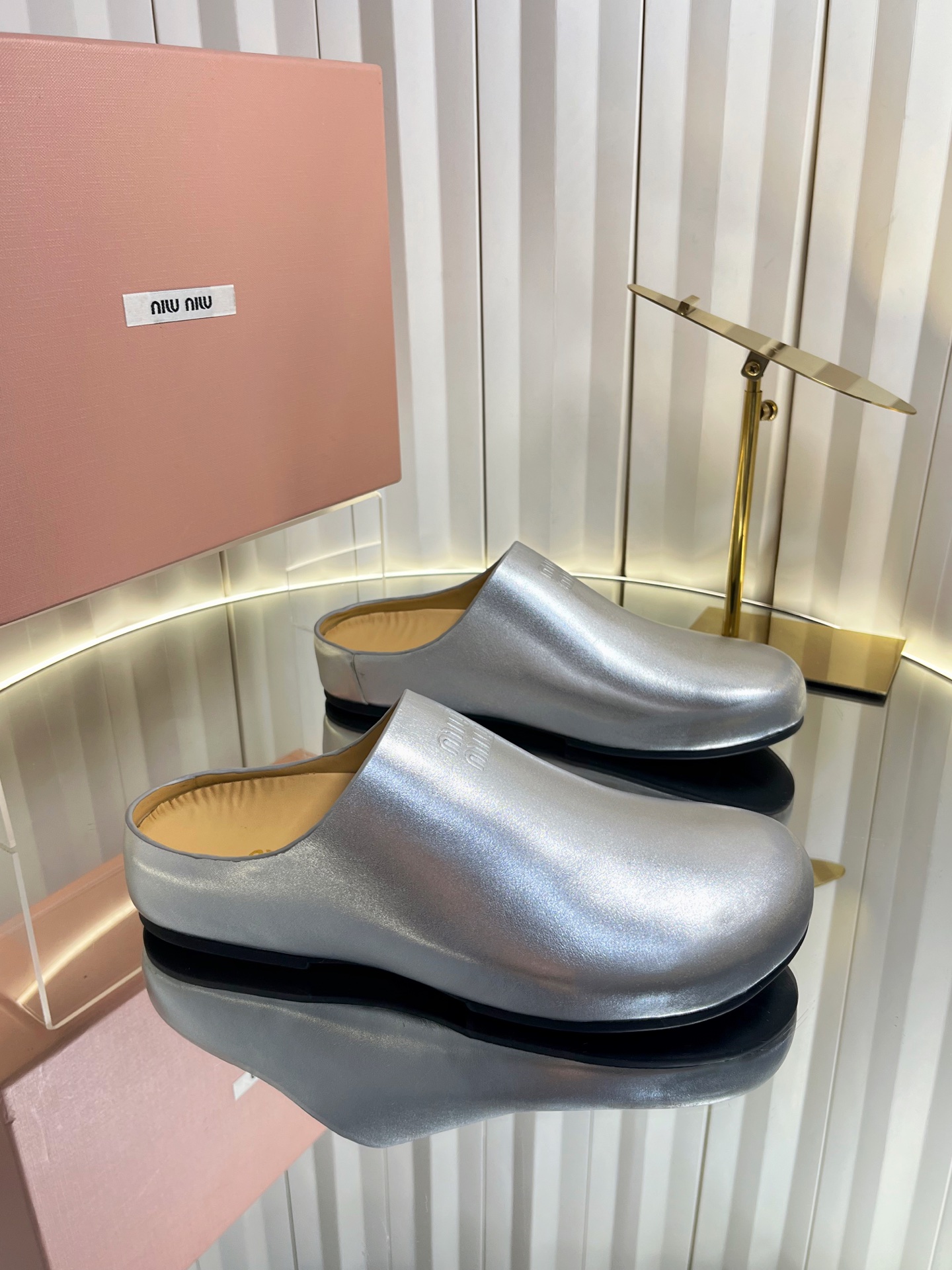 NO:782108,Spring and summer new MIUMIU Miu Miu retro-style distressed leather double-strap sandals/baotou half-slip thick-soled casual beach sandals and slippers  Welding relaxation and coolness to the feet, this pair of sandals is your natural choice for summer. The wide design allows for freedom of adjustment without picking the shape of the foot. The pebbled/quilted fabric has its own exquisite texture, and with thick soles, it can quietly increase the height and modify the shape of the legs. From sweet girl pink to distressed silver and brown, it will be your OOTD all summer. Paired with shorts, dresses, and overalls, you can unlock the fashionable feeling with one click.  No need to tie shoelaces, the convenience of just kicking on allows you to switch between states freely when strolling on the beach, commuting in the city, or during weekend picnics. It is the kind of lazy high-end feeling that 'looks good in casual wear'. Upper cowhide, lining cowhide, sole open-molded rubber outsole, size 35-39 (40.41 custom-made, non-returnable), semi-drag, miumiu, sandals, slippers, skirts, shorts, cowhide19860909春夏新款MIUMIU缪缪 复古风做旧皮面双带凉拖鞋/包头半拖厚底休闲沙滩凉拖鞋 把松弛感和酷感焊在脚上,这双凉鞋是夏天的本命选择.宽版设计,调节自由不挑脚型,荔枝纹/绗缝面料自带精致肌理,搭配厚底,悄悄增高还能修饰腿型.从甜妹粉到做旧银色、棕色承包你整个夏天的OOTD,配短裤、连衣裙、工装裤都能一键解锁时髦感. 不用系鞋带,一脚蹬的便捷感,让你在海边漫步、城市通勤、周末野餐里都能自在切换状态,是那种“随便穿都好看”的懒人高级感. 鞋面牛皮 内里垫脚牛皮 鞋底开模橡胶大底 码数35-39（40.41定做不退换）,半拖,miumiu,sandals,slippers,skirts,shorts,cowhide,Women's Shoes