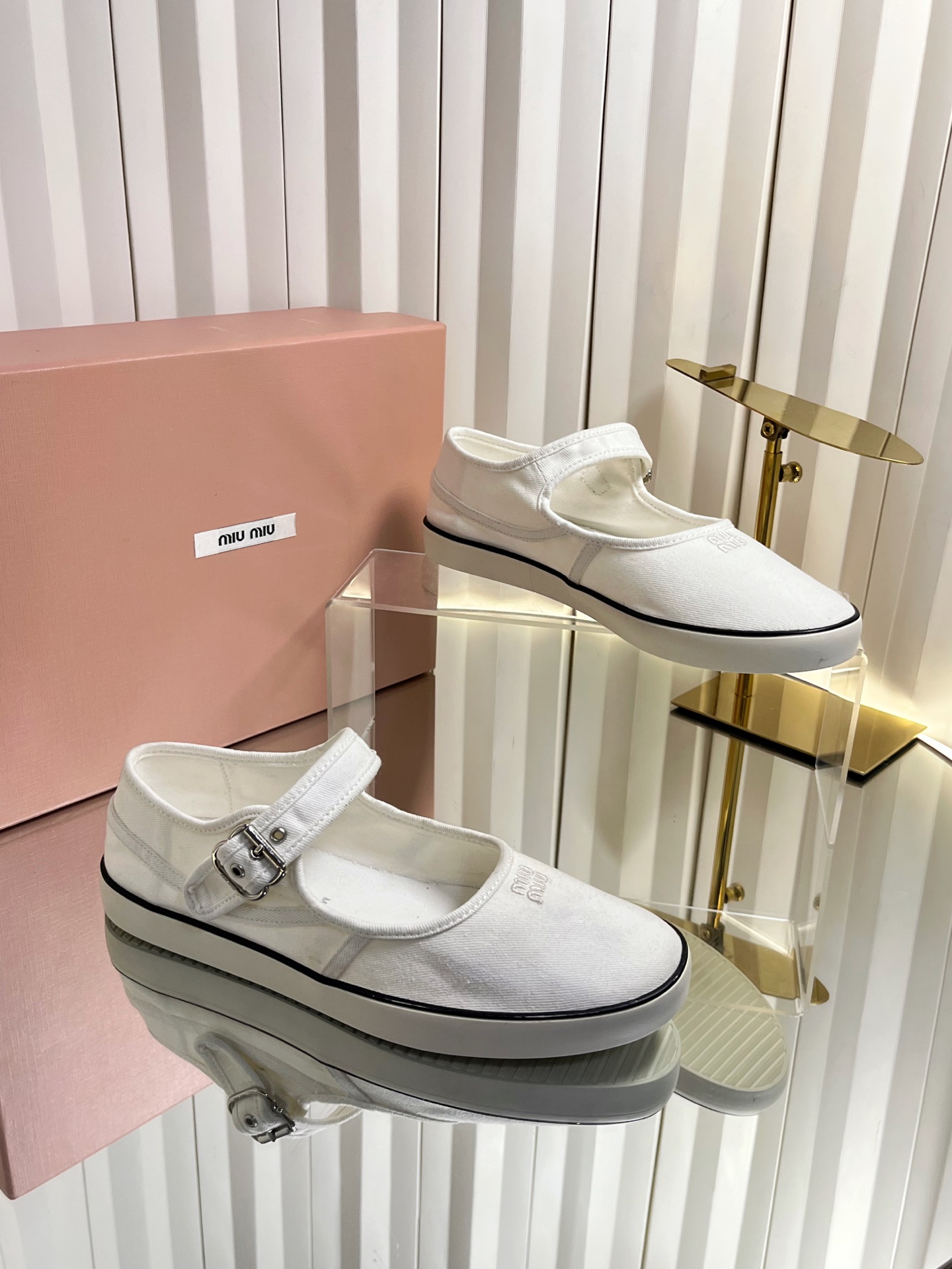 NO:782101,Miu Mi* 26ss early spring new canvas casual Mary Jane shoes (comes with airplane case) Miu is the sweet girl's original Mary Jane. The canvas is soft and close to the feet, and the one-line buckle strap is neat and age-reducing. The four colors of milk white/caramel/dark brown/khaki can be worn in all seasons. When you step on it, you feel like you are stepping on clouds. You can create a sense of college and commuting with one click. It is the kind of gentle atmosphere that will be asked for links when walking on the street.  The details of the metal buckle are exquisite and unobtrusive. It is a good girl when paired with a pleated skirt. It is cool and casual when paired with jeans. It goes well with any four colors and looks effortlessly fashionable no matter how you wear it. Cloth upper, lining and rubber outsole. Size 35-40 (customized size 40 is non-refundable). Mary Jane, miumiu, mary jane, skirts, jeans19860909Miu Mi* 26ss 早春新款帆布休闲玛丽珍鞋（配带飞机盒） miu系甜妹本命玛丽珍,帆布软乎乎贴脚,一字扣带利落又减龄,奶白/焦糖/深棕/卡其四色承包四季穿搭,踩上去像踩在云朵上,学院感、通勤感一键拿捏,是那种走在街上会被问链接温柔氛围. 金属扣带细节精致不张扬,搭配百褶裙是乖乖女,配牛仔裤又酷又随性,四色都好搭,怎么穿都透着不费力的时髦感. 鞋面布面 内里布里 大底橡胶大底 size35-40码（40码定制不退换）,玛丽珍,miumiu,mary jane,skirts,jeans,Women's Shoes