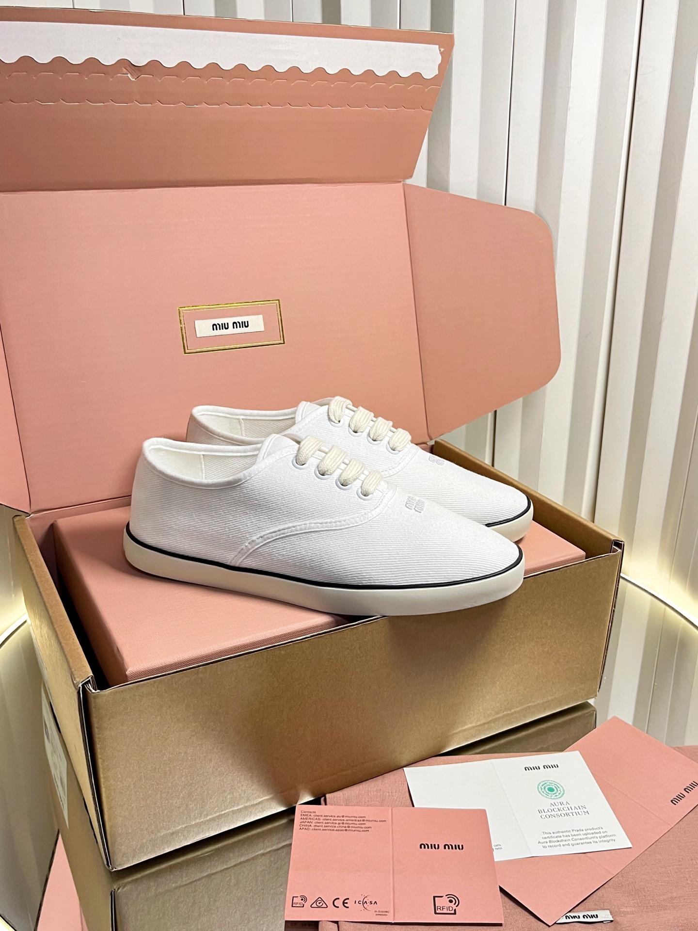 NO:782094,Miu Mi* 26ss new casual canvas shoes for early spring. Light luxury casual shoes that can also be worn by people in the workplace. I found this pair of Miu Miu canvas shoes, which use low-saturated tones to balance sweetness and coolness. The canvas material is breathable and not stuffy, and the rubber sole is soft and elastic without tiring. From the office to the cafe, one pair can handle all scenes. The low-key logo embroidery gives a sense of luxury with a sense of proportion.  Paired with pleated skirts and jeans, it is so sweet that you will look like a wealthy daughter, gentle and powerful. Twill upper, lining and rubber outsole, size 35-40 (customized size 40 is non-refundable), heel height 2cm, casual shoes/sports shoes, miumiu, sneakers, skirts, jeans19860909Miu Mi* 26ss 早春新款休闲帆布鞋 职场人也能穿的轻奢休闲鞋,被我找到了,Miu Miu这双帆布鞋,用低饱和色调平衡甜与酷.帆布材质透气不闷脚,橡胶底软弹不累脚,从办公室走到咖啡馆,一双搞定所有场景.低调的logo刺绣,是懂分寸的高级感. 搭配百褶裙、牛仔裤都甜到冒泡,穿上就是富家千金既视感,温柔又有力量. 鞋面斜纹布 内里布里 大底橡胶大底 size35-40码（40码定制不退换） 跟高2cm,休闲鞋/运动鞋,miumiu,sneakers,skirts,jeans,Women's Shoes