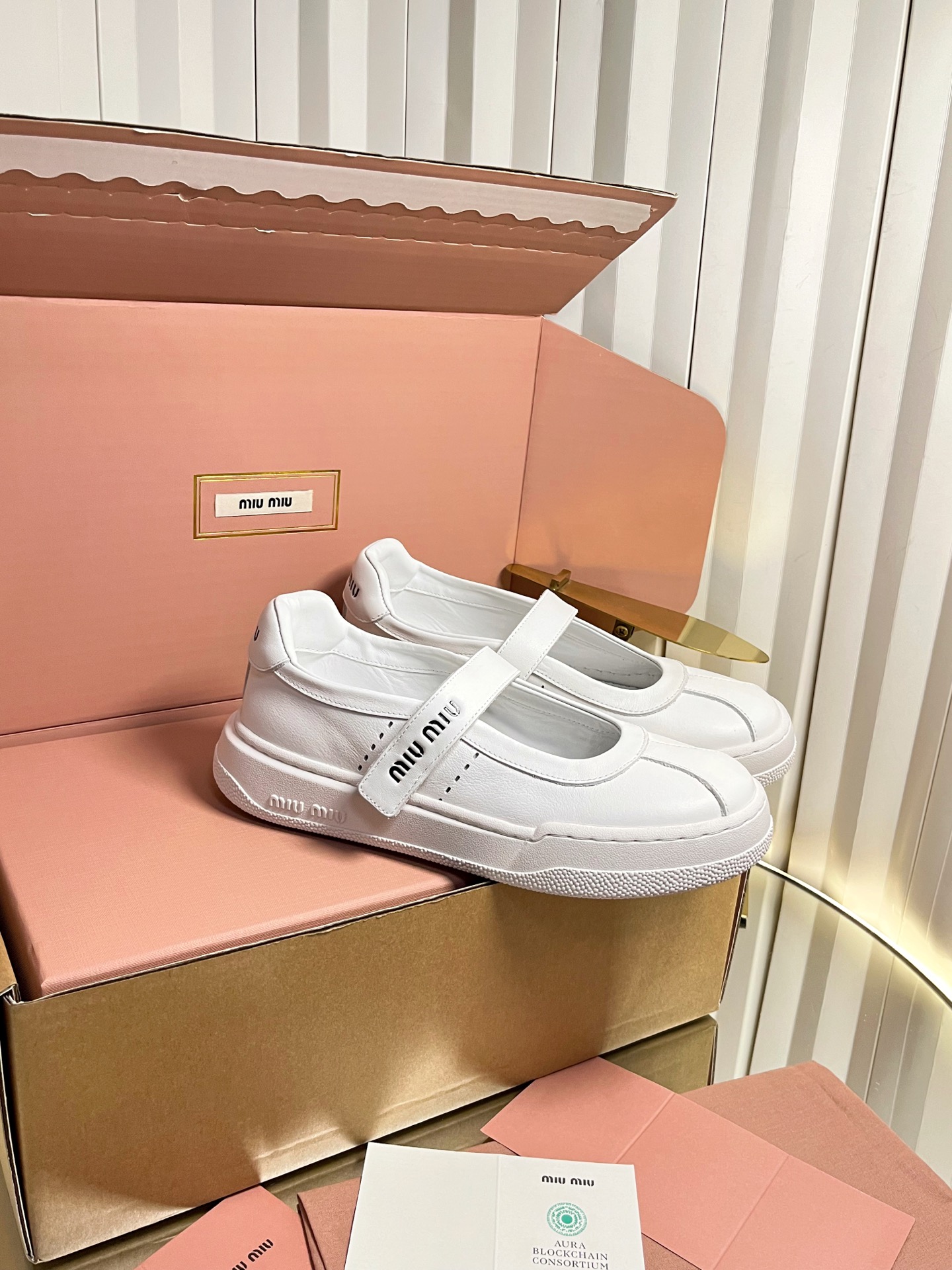 NO:782084,Miu26c new arrival～Casual sports sandals Miu Miu's white Mary Jane sneakers combine the classic Mary Jane laces and sneaker thick sole design, which is highly recognizable. The rubber thick sole is comfortable and fashionable to wear, and can be easily worn in daily casual or street style. The shoe box is pink lined + brand logo, exquisitely packaged, suitable for gifting and personal use. Size: 35-40 (40 orders are not returnable), Mary Jane, miumiu, sandals, mary jane, sneakers19860909Miu26c new arrival～休闲运动凉鞋 Miu Miu这款白色玛丽珍运动鞋,融合经典玛丽珍鞋带和运动鞋厚底设计,辨识度超高.橡胶厚底,穿着舒适又时髦,日常休闲或街头风都能轻松驾驭.鞋盒是粉色内衬+品牌标识,包装精致,送礼自用都很合适 size:35-40（40订做不退换),玛丽珍,miumiu,sandals,mary jane,sneakers,Women's Shoes