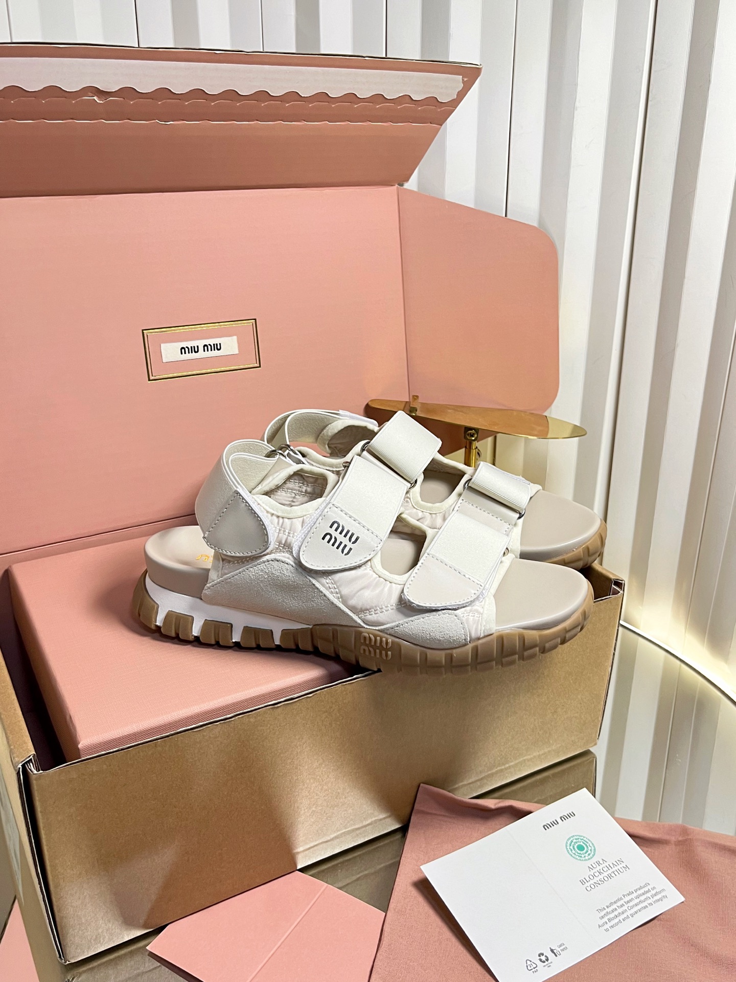 NO:782078,Miu ss26 new arrival～Velcro sports sandals with double Velcro, super easy to put on and take off!  The soles are made of rubber, which is non-slip and comfortable, and is suitable for daily outings or light sports. There are brand logos on the sides and soles of the shoes, making them highly recognizable!  The overall style is simple and detailed, it is very versatile with casual style in summer, and can easily create a fashionable look~ size: 35-40 (40 orders are not returnable), sandals, miumiu, sandals19860909Miu ss26 new arrival～魔术贴运动凉鞋 搭配双魔术贴,穿脱超方便！鞋底是橡胶材质,防滑又舒适,日常出街或轻运动都OK.鞋侧和鞋底都有品牌标志,辨识度满分！整体简约又有细节,夏天搭休闲风超百搭,轻松打造时髦look～ size:35-40 (40订做不退换),凉鞋,miumiu,sandals,Women's Shoes