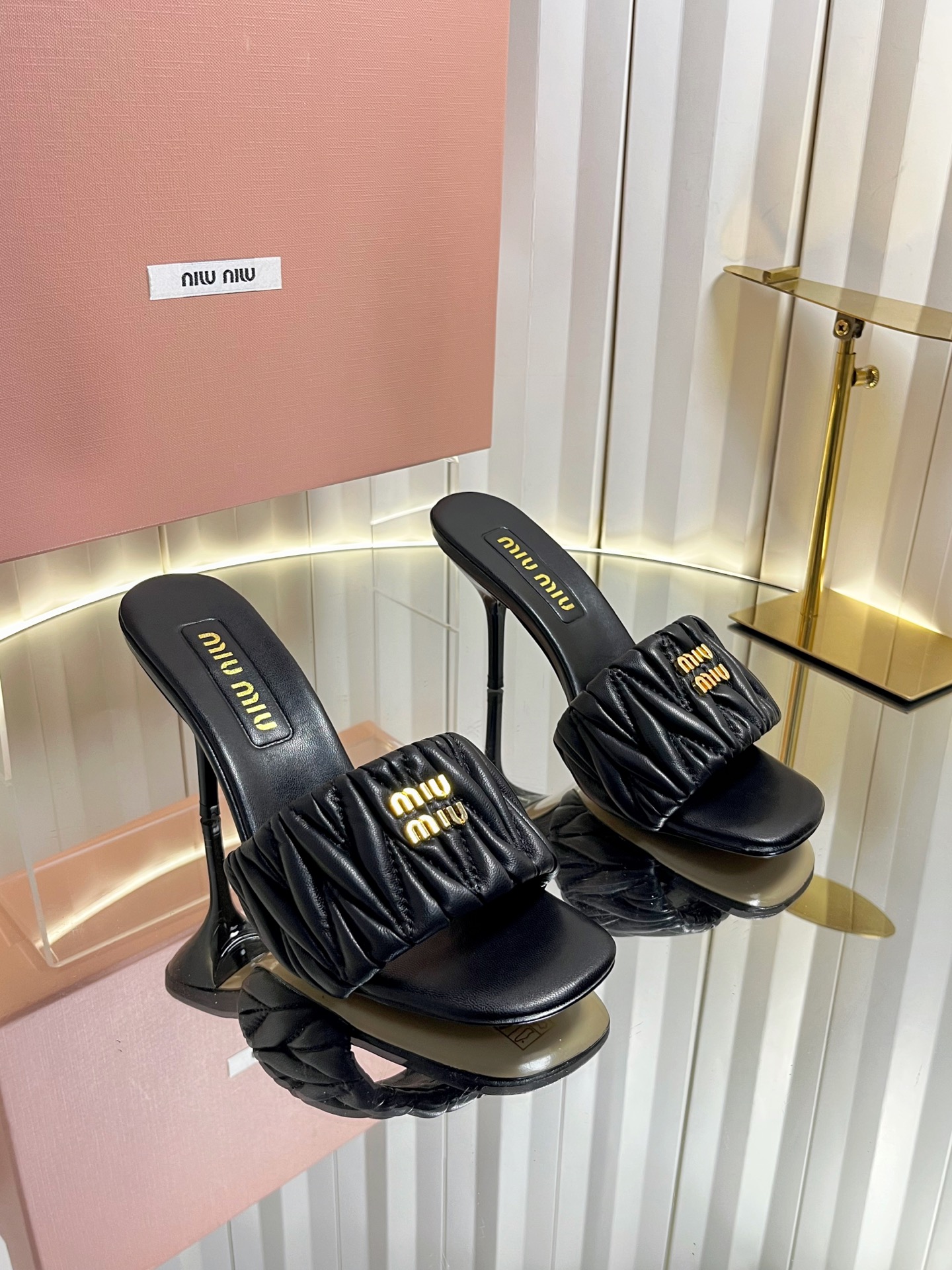 NO:782050,miumiu Miu Miu's new slippers are of high quality and can be worn with your eyes closed!  Super easy to wear, using sheepskin upper, artificial stitching pleats, sheepskin foot pads inside are softer and more comfortable, small letter hardware mlu mlu original leather outsole, heel height 8.5cm Size: # 35-39 (40 41 customized non-refundable), high heels and slippers, miumiu, high heels, slippers, sheepskin, Leather soles19860909miumiu 缪缪新款拖鞋 高品质闭眼入！超好穿搭,采用羊皮鞋面,人工缝线褶皱,羊皮垫脚内里更加柔软舒服, 小字母五金mlu mlu 原版真皮大底,跟高8.5cm Size:# 35-39（40 41定做不退换）,高跟鞋拖鞋,miumiu,high heels,slippers,sheepskin,Leather soles,Women's Shoes