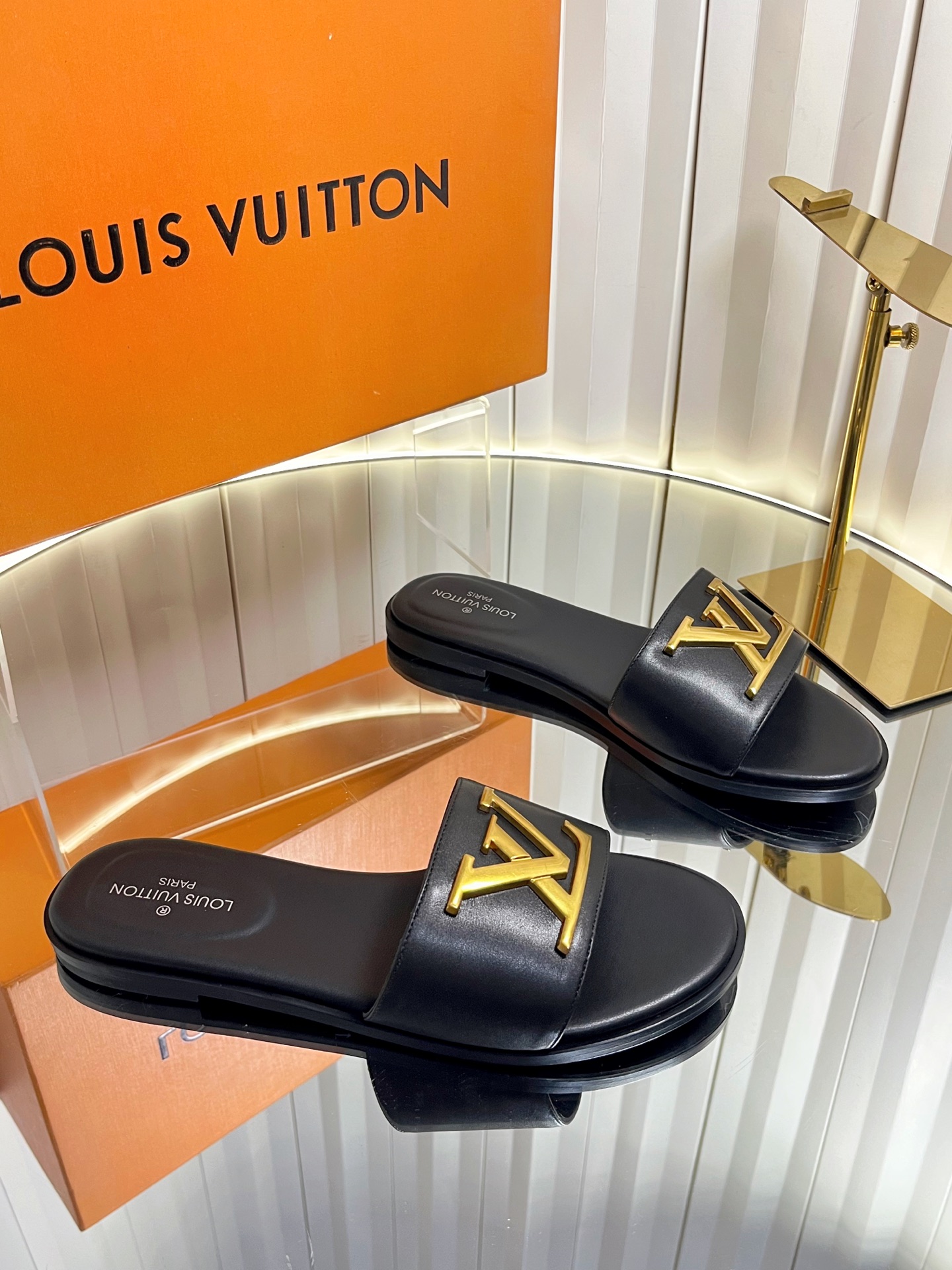 NO:782058,*Louis Vuitton's LV Isola flat sandals are made of soft cow leather, with LV metal buckles on the wide upper, pursuing a classic style that transcends time. Multi-layer leather constructs a wear-resistant one-piece outsole, and the padded insole further upgrades the comfort. Upper: LV old flower leather/LV denim Lining: Sheepskin lining Outsole Italian leather outsole Shoe size:  35-42 (40.41.42 custom-made, non-refundable), slippers, louis vuitton, louis vuitton, slippers, cowhide, sheepskin, Leather soles19860909*Louis Vuitton本款 LV Isola 平底凉拖采用柔软牛皮革,令宽幅鞋面呈现 LV 金属扣,追寻跨越时间的经典格调.多层皮革构筑耐磨一体式外底,衬垫内底令舒适感再度升级. 鞋面: LV老花皮/LV牛仔布 内里: 羊皮内里 大底意大利真皮大底 鞋码: 35-42（40.41.42定做不退换）,拖鞋,louis vuitton,louis vuitton,slippers,cowhide,sheepskin,Leather soles,Women's Shoes
