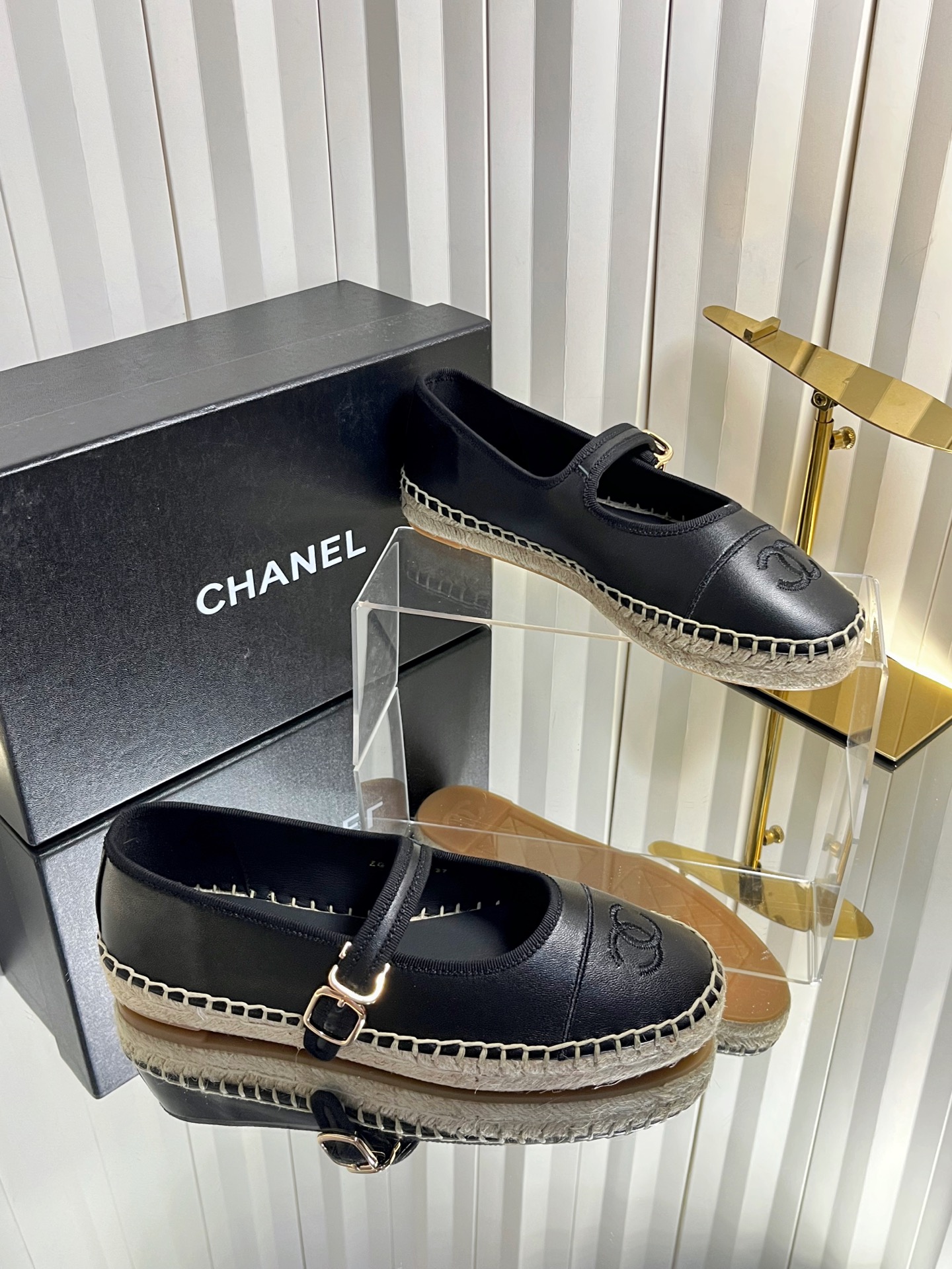 NO:820306,Chane*26SS early spring new Mary Jane fisherman shoes Chanel style Mary Jane fisherman shoes, the natural shoes for sweet and cool girls!  The classic double C logo + one-word buckle belt is retro and noble, and your feet will instantly become a socialite. Straw thick-soled design quietly increases your height and makes your legs longer. It is soft and super comfortable to walk. It is available in multiple colors including milk white/pure black/burgundy/light blue/milk tea/sakura pink. It can be worn with all outfits. Pair it with a dress for a gentle and sweet girl, with jeans for a casual and fashionable look. It can be used for commuting, dating, and traveling. It is the king of all-match shoes in the shoe cabinet!  Sheepskin upper, sheepskin lining, outsole, original molded outsole size 34-42 (customized sizes 34, 40, 41, 42 are not returnable), Mary Jane, chanel, chanel, mary jane, espadrilles, espadrilles, skirts, jeans, sheepskin19860909Chane*26SS早春新款玛丽珍渔夫鞋 香奈儿风玛丽珍渔夫鞋,甜酷少女的本命鞋！经典双C标识+一字扣带,复古又显贵,上脚秒变名媛 草编厚底设计,悄悄增高还显腿长,走路软乎乎超舒服,多色可选奶白/纯黑/酒红/浅蓝/奶茶/樱花粉,承包所有穿搭. 搭连衣裙是温柔甜妹,配牛仔裤是随性时髦,通勤、约会、出游全hold住,鞋柜里的百搭王！ 鞋面羊皮 内里羊皮 大底原版开模大底 size34-42 码（34,40、41,42 码定制不退换）,玛丽珍,chanel,chanel,mary jane,espadrilles,espadrilles,skirts,jeans,sheepskin,Women's Shoes
