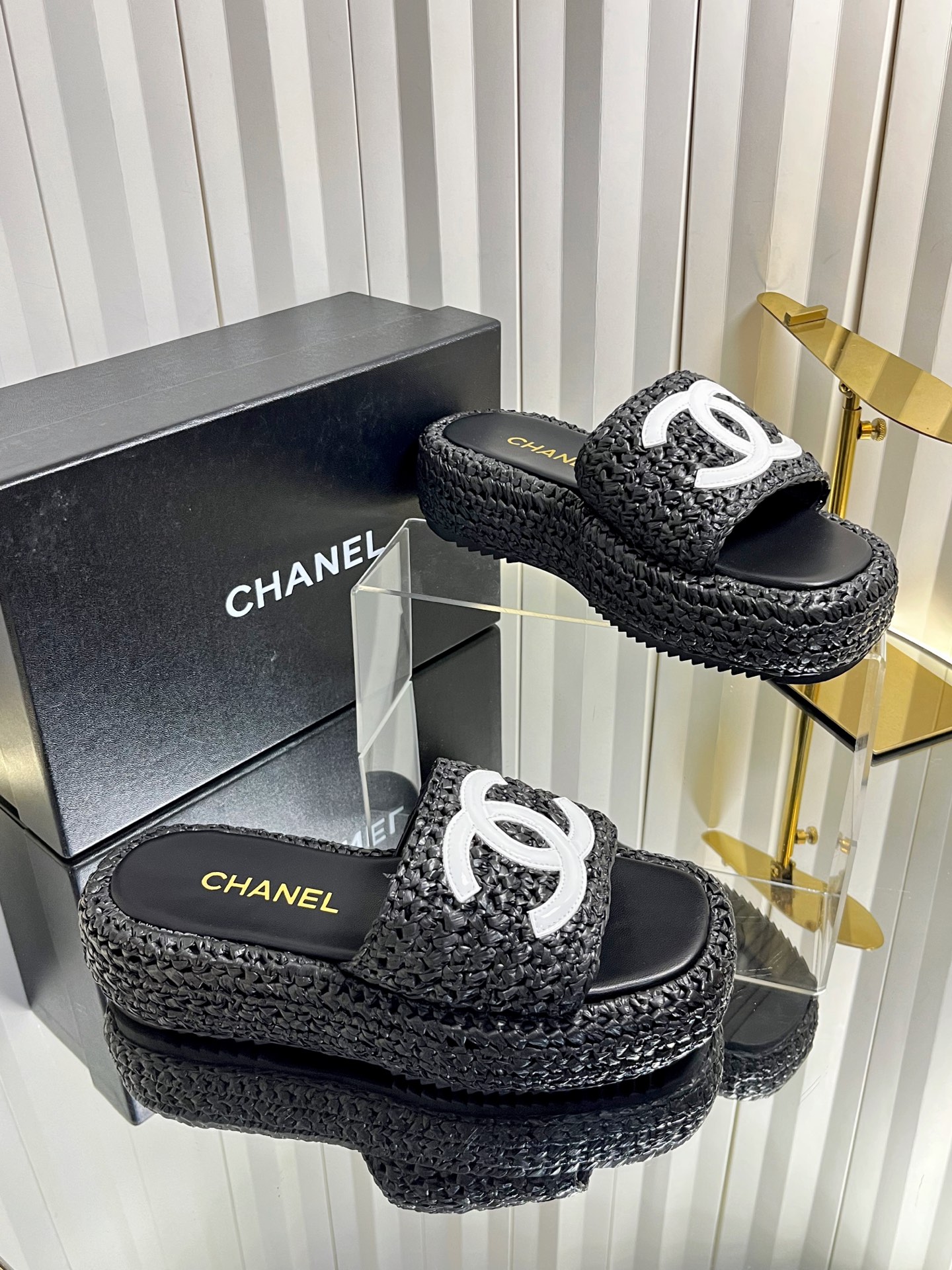 NO:820301,Chanel* Chanel 26SS early spring new raffia woven slippers, super popular latest spring and summer zigzag Roman woven ultra-light thick-soled slippers!  The retro, fashionable and avant-garde gear teeth make the whole pair of shoes light, comfortable, and brightly colored to satisfy a variety of choices for fashionable people of different styles! In the shape of beach slippers, every element is fashionable!  Upper original customized raffia lining calfskin outsole 1:1 molded outsole heel height 4cm size 35-39 (40 41 customized non-returnable), slippers, chanel, chanel, slippers, espadrilles, cowhide19860909Chane*香奈儿26SS早春新款 拉菲草编织拖鞋 超火爆最新春夏锯齿罗马编织超轻厚底 拖鞋！复古时髦前卫的轮齿 让整双鞋轻便舒适鲜艳色彩满足不同风格时髦人士的多种选择!沙滩拖鞋造型,每一个 元素都踩在时髦点上！ 鞋面 原版定制拉菲草 内里 小牛皮 大底 1:1开模大底 跟高 4cm size 35-39（40 41定制不退换）,拖鞋,chanel,chanel,slippers,espadrilles,cowhide,Women's Shoes