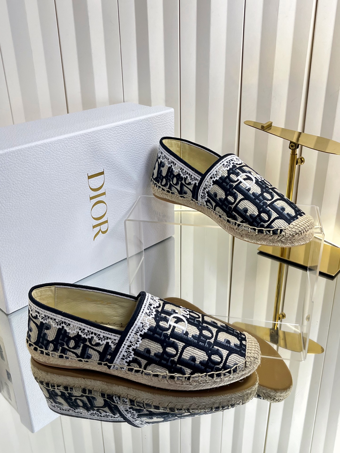 NO:820296,Dior Dior's latest spring and summer lace style straw fisherman shoes, purchase-level early spring Dior Granville Muller fisherman shoes, 3D 10000 needle embroidery technology, Dior Granville fisherman shoes adopt the iconic casual style, as dazzling as on the T stage, Dior fisherman half slippers!  Adopting the iconic casual style, it is as dazzling as on the T stage. The spring and summer BLIQUE pattern jacquard embroidery Wang Ziwen's same style fisherman shoes. There are many celebrity Internet celebrities. The shoe body is integrated with Dior's classic Oblique presbyopia pattern and brand letter embroidery. At the same time, exquisite lace is added to the shoe opening, which retains the brand recognition while adding a gentle and sweet atmosphere. The sole is hand-woven with natural jute, which is a classic design of fisherman shoes. It not only has breathability  There is a slight rebound feeling when you step on it and it is very comfortable to walk on. Original open-molded rubber non-slip outsole Size 35-42 (40 41 42 non-returnable), fisherman shoes, dior, dior, slippers, espadrilles, espadrilles19860909Dior迪奥春夏最新款蕾丝款草编渔夫鞋,代购级早春款 Dior Granville 穆勒渔夫鞋,3D万针刺绣工艺,Dior Granville 渔夫鞋 采用标志性的休闲风格,如在 T 台上一般耀眼夺目 迪奥 渔夫半拖鞋！ 采用标志性的休闲风格,如在 T 台上一般耀眼夺目春夏BLIQUE图案提花绣王子文同款渔夫鞋 超多明星网红种草 鞋身融入了Dior经典的Oblique老花图案和品牌字母刺绣 同时鞋口处加入了精致的蕾丝花边 在保留品牌辨识度的同时 增添了温柔甜美的 氛围感 鞋底采用天然黄麻手工编织而成 是渔夫鞋的经典设计 不仅自带透气感 踩上去也有轻微的回弹感 走路很舒服 原版开模橡胶防滑大底Size35-42（40 41 42 不退换）,渔夫鞋,dior,dior,slippers,espadrilles,espadrilles,Women's Shoes
