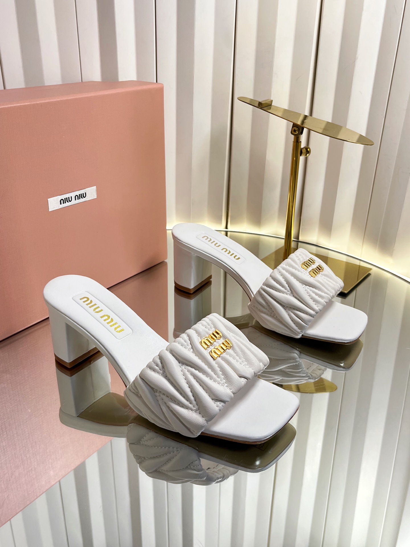 NO:820260,miumiu Miu Miu's new slippers are of high quality and can be worn with your eyes closed!  Super easy to wear, using sheepskin upper, artificial stitching pleats, sheepskin foot pads inside are softer and more comfortable, small letter hardware mlu mlu original leather outsole, heel height 6.5cm Size: # 35-39 (40 41 custom made, non-returnable), slippers, miumiu, slippers, sheepskin, Leather soles19860909miumiu 缪缪新款拖鞋 高品质闭眼入！超好穿搭,采用羊皮鞋面,人工缝线褶皱,羊皮垫脚内里更加柔软舒服, 小字母五金mlu mlu 原版真皮大底,跟高6.5cm Size:# 35-39（40 41定做不退换）,拖鞋,miumiu,slippers,sheepskin,Leather soles,Women's Shoes