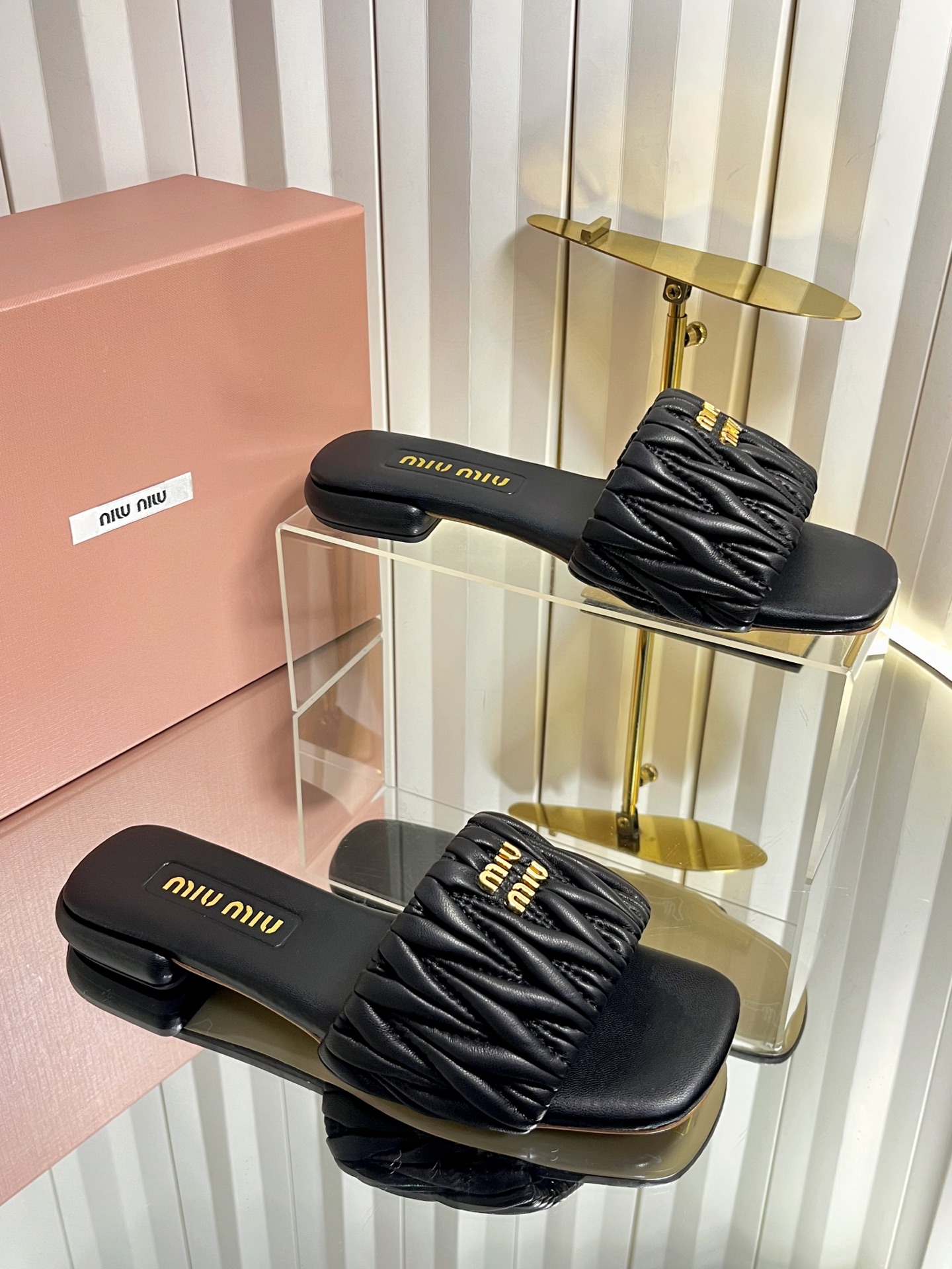 NO:820267,miumiu Miu Miu's new slippers are of high quality and can be worn with your eyes closed!  Super easy to wear, using sheepskin upper, artificial stitching pleats, sheepskin foot pads inside are softer and more comfortable, small letter hardware mlu mlu original leather outsole, heel height 2cm Size: # 35-39 (40 41 custom-made, non-returnable), slippers, miumiu, slippers, sheepskin, Leather soles19860909miumiu 缪缪新款拖鞋 高品质闭眼入！超好穿搭,采用羊皮鞋面,人工缝线褶皱,羊皮垫脚内里更加柔软舒服, 小字母五金mlu mlu 原版真皮大底,跟高2cm Size:# 35-39（40 41定做不退换）,拖鞋,miumiu,slippers,sheepskin,Leather soles,Women's Shoes