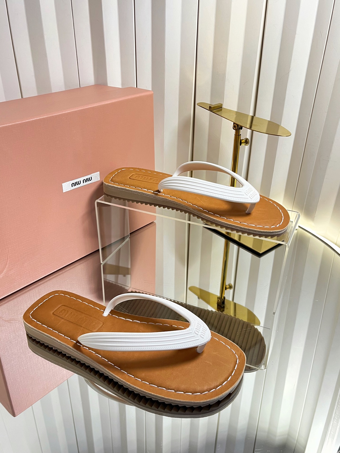 NO:820291,MIUMIU 2026 new summer old money style retro style flip-flops thick-soled casual beach flip-flops miu miu style summer item, simple and elegant design, and super comfortable to wear, it is simply a must-have artifact for summer!  It goes well with any clothes and is a perfect fashion item!  Imported rubber strips for uppers, cowhide for foot pads inside, molded rubber outsole, size 35-39 (customized at 40.41), split-toe shoes, miumiu, slippers, cowhide19860909MIUMIU 缪缪 2026夏季新款老钱风 复古风夹趾人字拖鞋厚底休闲沙滩夹脚凉拖鞋 miu里miu气 夏日单品,设计简约大方,而且穿起来超级舒服,简直就是夏日必备神器！搭配任何衣服都毫不违和,妥妥的时尚单品！ 鞋面进口胶条 内里垫脚牛皮 鞋底开模橡胶大底 码数35-39（40.41定做）,分趾鞋,miumiu,slippers,cowhide,Women's Shoes