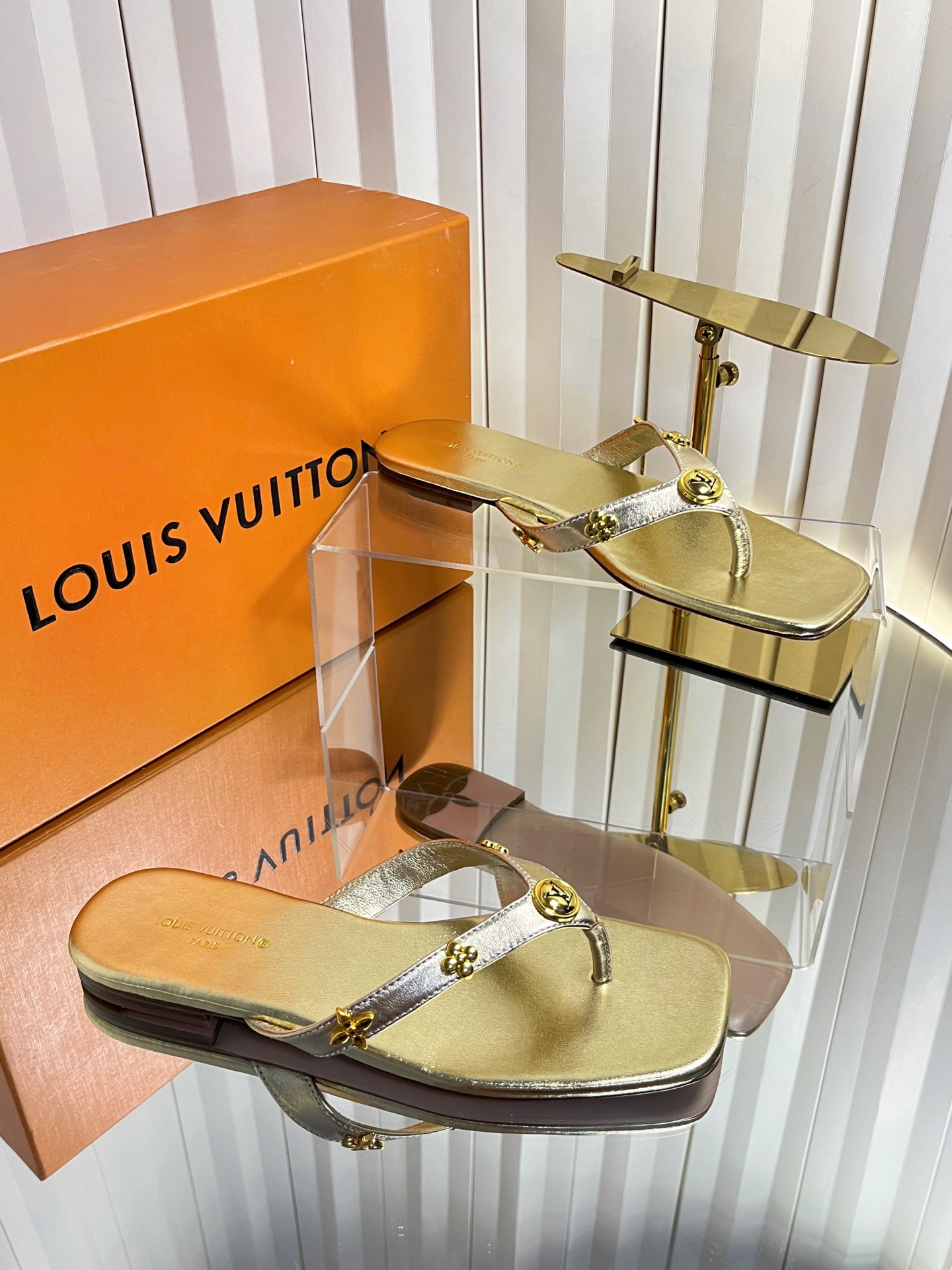 NO:820256,*26SS new early spring flat flip-flops. A classic style that is instantly recognizable. The elegant DNA is engraved into every detail. The iconic double LV logo is embellished on the toe, which is low-key and noble. Whether it is a daily outing or a vacation, the foot will have its own atmosphere of a wealthy daughter. The details are directly ecstatic!  The brand embossing on the footbed, the exquisite hardware logo, and the delicate workmanship all demonstrate Chanel's top quality, and even the details can withstand scrutiny. Cowhide upper, leather lining, genuine leather outsole, size 35-41 (customized sizes 40 and 41 are non-returnable), split-toe shoes, chanel, Louis Vuitton, cowhide19860909*26SS早春新款平底人字拖 一眼沦陷的经典款,优雅DNA刻进了每一处细节.标志性的双LV logo点缀在鞋头,低调又显贵,不管是日常出街还是度假出行,上脚就是自带氛围感的富家千金感. 细节控直接狂喜！鞋床的品牌压印、精致的五金logo、细腻的做工,每一处都彰显着香奈儿的顶级质感,哪怕是细节处都经得起推敲. 鞋面牛皮 内里牛皮 大底真皮底 size35-41码（40、41码定制不退换）,分趾鞋,chanel,louis vuitton,cowhide,Women's Shoes