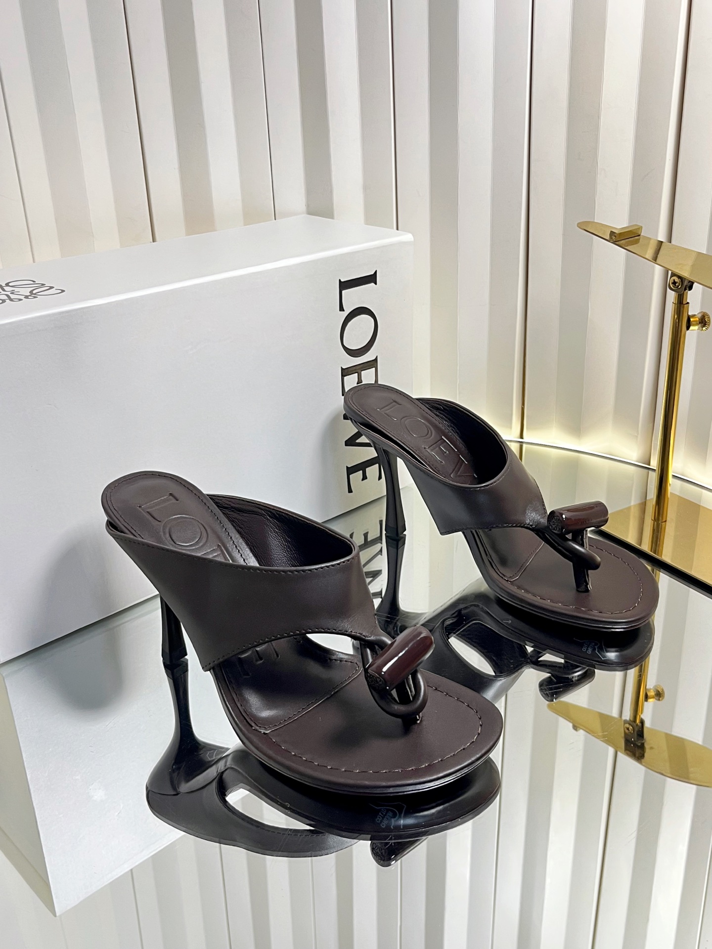 NO:820261,LOEW*26ss new design flip-flops for spring and summer. Simple and elegant flip-flops with brand logo embossed on the shoe body and iconic details. It has a relaxed and high-end texture. Whether paired with shorts, dresses or wide-leg pants, it can easily create a lazy and fashionable atmosphere. It is suitable for various scenes such as vacation, daily outings, commuting, etc. It is a versatile tool for summer styling.  The shoe shape fits the foot shape, the soft upper brings a light and comfortable wearing experience, and the flat-soled design allows you to walk for a long time without any pressure, and you can feel free and casual. Upper cowhide leather lining sheepskin outsole genuine leather injection-dyed outsole Heel height 1cm/9cm size 35-43 (40.41.42.43 size customization is not returnable), split-toe shoes, loewe, slippers, skirts, shorts, cowhide, sheepskin19860909LOEW*26ss春夏新款设计感夹趾人字拖 简约大气的夹趾拖鞋设计,鞋身压印品牌标识,搭配标志性细节,自带松弛的高级质感.无论是搭配短裤、连衣裙还是阔腿裤,都能轻松营造出慵懒又时髦的氛围,适配度假、日常出街、通勤等多种场景,是夏日造型的百搭利器. 鞋型贴合脚型,软质鞋面带来轻盈舒适的穿着体验,平底设计让长时间行走也毫无压力,自在随性. 鞋面牛皮 内里羊皮 大底真皮注塑透染底 跟高1cm/9cm size35-43码（40.41.42.43码定制不退换）,分趾鞋,loewe,slippers,skirts,shorts,cowhide,sheepskin,Women's Shoes