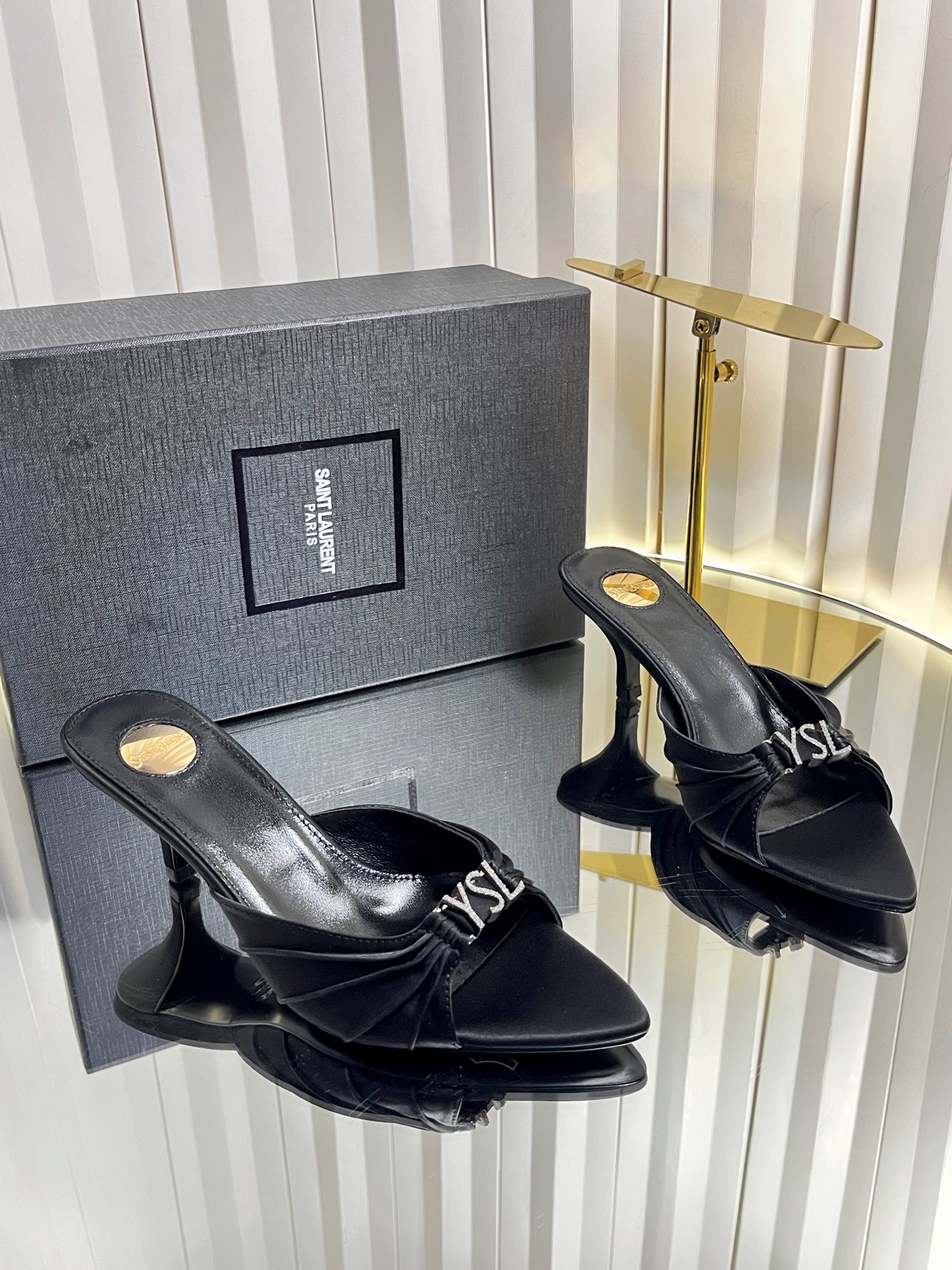 NO:820153,Saint Lauren*Saint Laurent 26/ Early spring new Saint Laurent pointed toe pleated mid-heeled slippers  The neat lines of YSL are effortlessly fashionable. The pointed toe and stiletto heels modify the leg shape just right; the minimalist double-strap design makes every step light and powerful. This is a pair of 'universal shoes' that can hold up to all occasions. The pointed toe + stiletto heel, the upper foot directly transforms into a 'leg essence', whether it is worn with jeans or a small skirt, you can easily achieve a sense of luxury, and the summer atmosphere is all supported by it!  Say goodbye to tediousness and return to authenticity. This pair of shoes uses the simplest design to outline the most moving lines. From commuting to dating, it is your most reliable 'shirt', making you low-key and dazzling in the crowd. Upper cowhide/silk, lining sheepskin Heel height: 6cm outsole Italian leather outsole Size#35-42 (40.41.42 customized non-refundable), high-heeled shoes and slippers, saint laurent, saint  laurent,saint laurent,high heels,slippers,skirts,cowhide,sheepskin,Leather soles19860909Saint Lauren*圣罗兰 26/ 早春新款圣罗兰尖头 褶皱 中跟 拖鞋 Ysl利落的线条,是不费力的时髦.尖头细高跟,把腿型修饰得恰到好处；极简双带设计,让每一步都轻盈又有力量.这是一双能hold住所有场合的“万能鞋”.尖头+细高跟,上脚直接变身“腿精”,不管是配牛仔还是小裙子,都能轻松拿捏高级感,夏天的氛围感,全靠它撑住！ 告别繁琐,回归本真.这双鞋用最简洁的设计,勾勒出最动人的线条.从通勤到约会,它都是你最可靠的“战袍”,让你在人群中,低调又耀眼. 鞋面牛皮/丝绸 内里羊皮 跟高: 6cm 大底意大利真皮大底 Size#35-42（40.41.42定制不退换）,高跟鞋拖鞋,saint laurent,saint laurent,saint laurent,high heels,slippers,skirts,cowhide,sheepskin,Leather soles,Women's Shoes