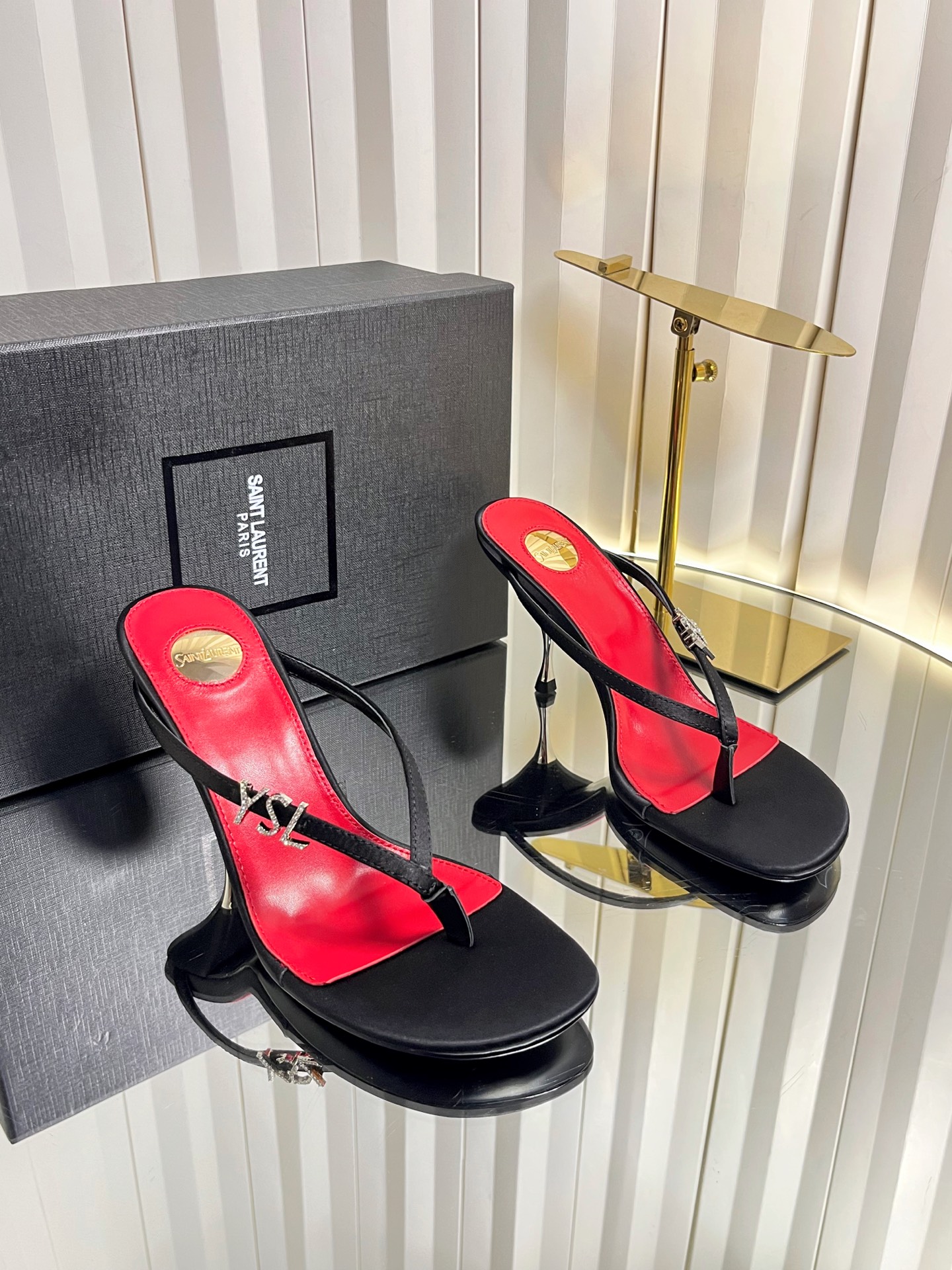 NO:820168,Saint Lauren*26/ Spring and summer new pointed-toe stiletto sandals and high-heeled flip-flops. YSL has its own summer high-heeled model with a cool and elegant feel. This pair directly brings French sex appeal and high-end texture!  The YSL full-diamond small letter fasteners on the outside perfectly match the aesthetic point of fashionable celebrities. The iconic brand elements are embellished with low-key recognition. The pointed-toe shoe shape is matched with a thin strap design, which can not only lengthen the leg line, but also has an effortless and lazy sexiness. Whether it is paired with a commuting outfit or a date skirt, it can easily create a beautiful and sassy atmosphere.  It can be called an all-rounder in matching scenarios. Pair it with suit pants or skirts for daily commuting, which is neat and elegant; pair it with a dress or wide-leg pants for a date, which instantly enhances sophistication and femininity. Fabric: silk; sheepskin lining; outsole; Italian genuine leather outsole; heel height: 8cm; size 35-42 (40 41.42 customized, non-refundable); split-toe shoes, saint laurent, saint laurent, slippers, skirts, business suit, sheepskin, real  silk,leather soles19860909Saint Lauren*26/ 春夏新款尖头细跟凉拖 高跟夹脚凉拖鞋 YSL自带冷艳贵气感的夏日高跟款,这双直接把法式性感和高级质感拉满！外侧YSL满钻小字母扣件,设计上完美踩中了时髦星人的审美点,标志性的品牌元素点缀,自带低调的辨识度,尖头鞋型搭配细带设计,既能拉长腿部线条,又自带毫不费力的慵懒性感,不管是搭配通勤装还是约会裙装,都能轻松穿出又美又飒的氛围感. 搭配场景堪称万能选手,日常通勤搭配西装裤或半身裙,利落又有气场；约会搭配连衣裙或阔腿裤,瞬间提升精致度与女人味. 面料真丝 内里羊皮 大底意大利真皮大底 跟高8cm size35-42码（40 41.42定制不退换）,分趾鞋,saint laurent,saint laurent,slippers,skirts,business suit,sheepskin,real silk,Leather soles,Women's Shoes
