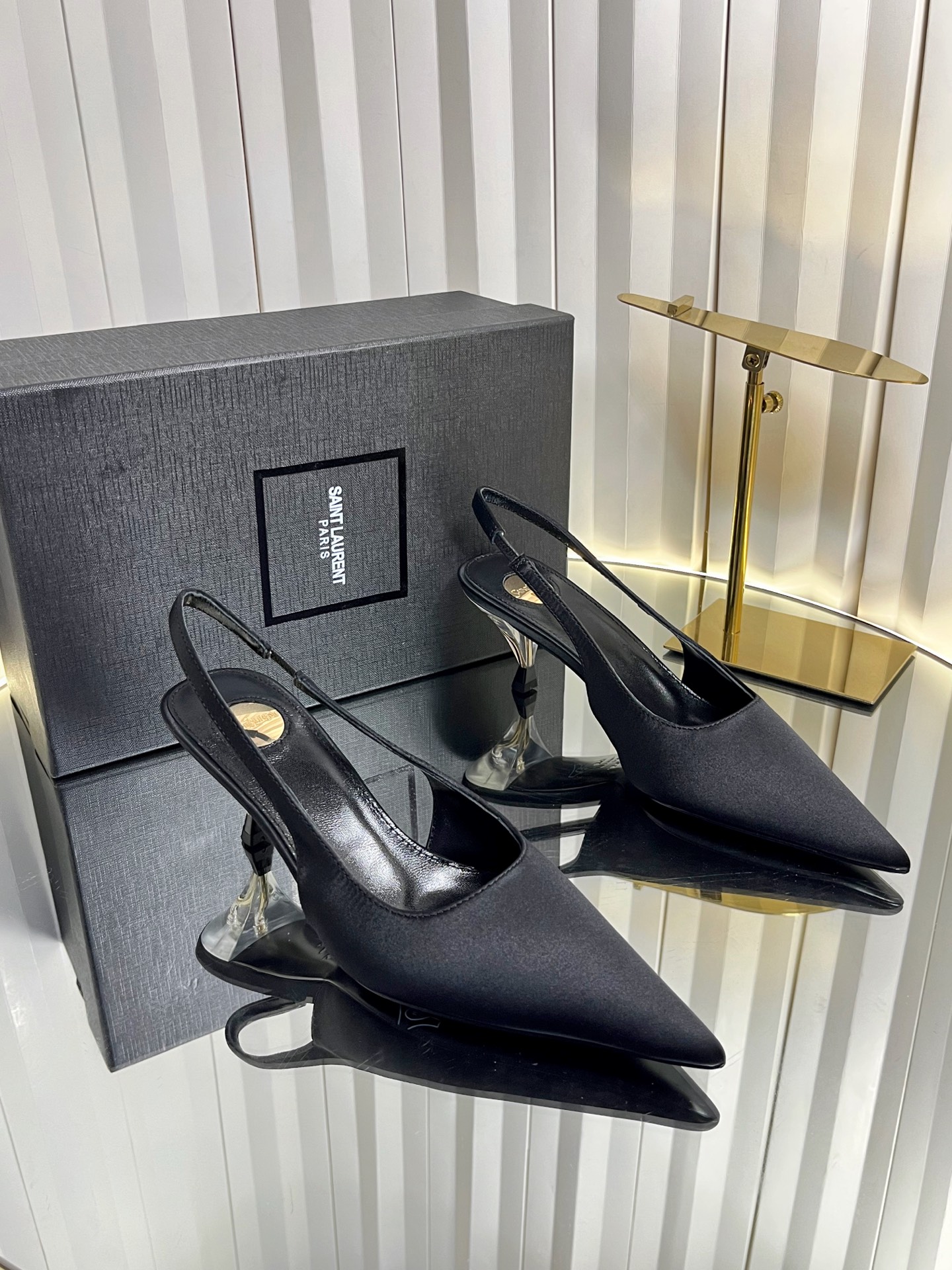NO:820175,Saint Lauren*26/ Spring and summer new pointed-toe crystal wine glass heel high-heeled sandals. YSL's summer high-heeled model has a cool and elegant feel. This pair directly brings French sex appeal and high-end texture!  The shoe straps are elastic and have a distinctive crystal heel. The design perfectly meets the aesthetic point of fashion stars. It is embellished with iconic brand elements and has low-key recognition. The pointed-toe shoe shape is matched with a thin strap design, which can not only lengthen the leg line, but also has an effortless and lazy sexiness. Whether it is paired with a commuting outfit or a date skirt, it can easily create a beautiful and sassy atmosphere.  It can be called an all-rounder in matching scenarios. Pair it with suit pants or skirts for daily commuting, which is neat and elegant; pair it with a dress or wide-leg pants for a date, which will instantly enhance the sophistication and femininity. Fabric: silk; sheepskin lining; outsole; Italian genuine leather outsole; heel height: 6cm; size 35-42 (40 41.42 customized, non-refundable); high-heeled sandals, saint laurent, saint laurent, sandals, high heels, skirts, business  suit,sheepskin,real silk,Leather soles19860909Saint Lauren*26/ 春夏新款尖头水晶酒杯跟高跟凉鞋 YSL自带冷艳贵气感的夏日高跟款,这双直接把法式性感和高级质感拉满！鞋带有弹力松紧,特色的水晶鞋跟,设计上完美踩中了时髦星人的审美点,标志性的品牌元素点缀,自带低调的辨识度,尖头鞋型搭配细带设计,既能拉长腿部线条,又自带毫不费力的慵懒性感,不管是搭配通勤装还是约会裙装,都能轻松穿出又美又飒的氛围感. 搭配场景堪称万能选手,日常通勤搭配西装裤或半身裙,利落又有气场；约会搭配连衣裙或阔腿裤,瞬间提升精致度与女人味. 面料真丝 内里羊皮 大底意大利真皮大底 跟高6cm size35-42码（40 41.42定制不退换）,高跟鞋凉鞋,saint laurent,saint laurent,sandals,high heels,skirts,business suit,sheepskin,real silk,Leather soles,Women's Shoes