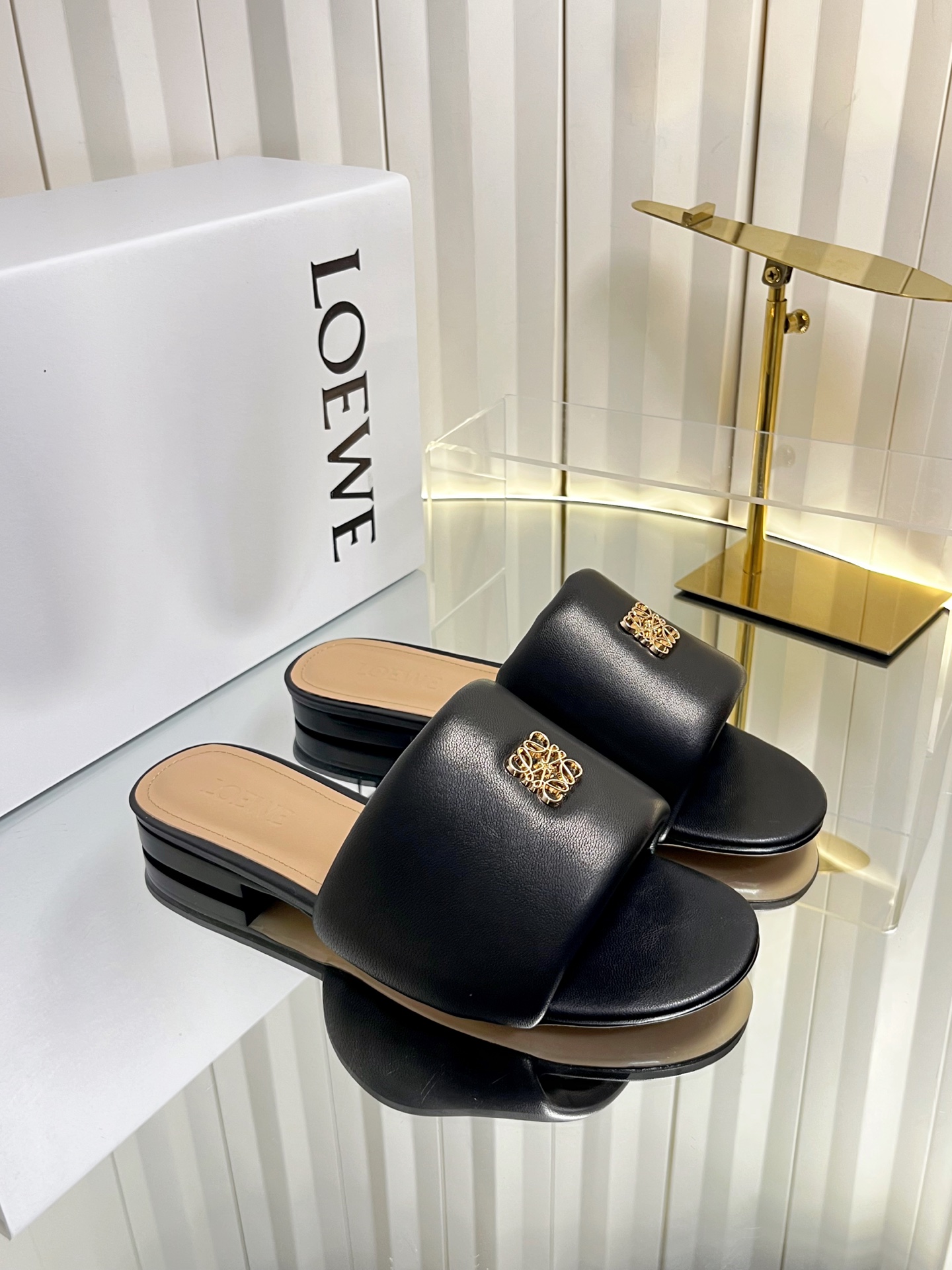 NO:820254,Purchasing agent level LOEW* Loewe 26ss new spring and summer slippers. Crazy grass simple design feels cleaner and more elegant. Bread style metal label slippers. This year's must-have item will make you miss it. The color is also very attractive and beautiful. It is full of temperament and aura instantly when you put it on your feet. It is invincible and handsome. The upper is made of imported sheepskin. The lining is tiptoe. Sheepskin. Italian imported genuine leather outsole. Size35-41 (40 41)  Customized (non-refundable), slippers, loewe, loewe, slippers, sheepskin, Leather soles19860909代购级LOEW* 罗意威 26ss 春夏新品 拖鞋 疯狂种草简约设计感觉更干净优雅 面包款金属标拖鞋 今年的必备单品 让你念念不忘 颜色也很耐看漂亮,上脚瞬间气质十足气场,简直无敌帅气有型 鞋面采用进口羊皮 内里踮脚 羊皮 意大利进口真皮大底 Size35-41（40 41 定制不退换）,拖鞋,loewe,loewe,slippers,sheepskin,Leather soles,Women's Shoes