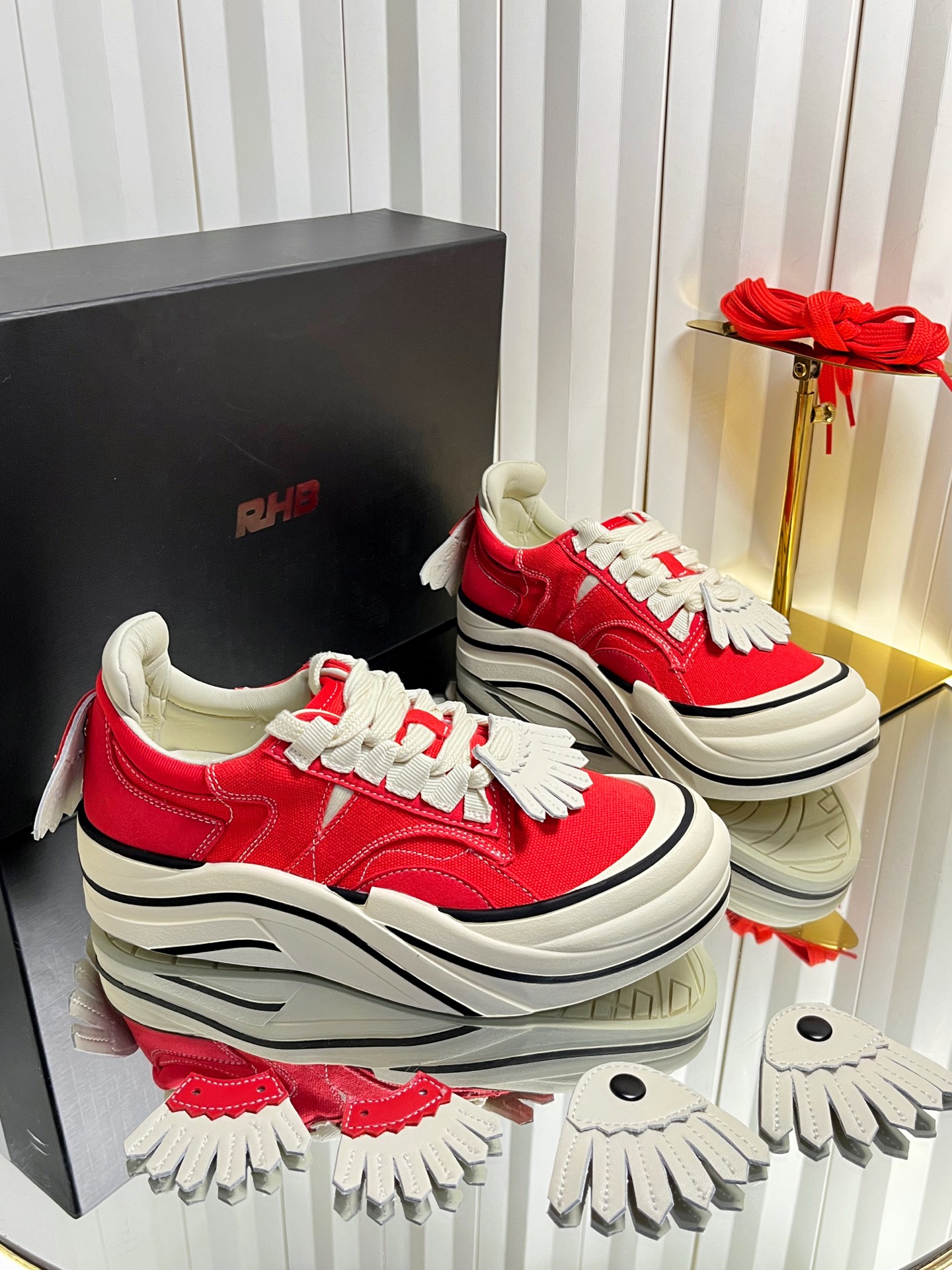 NO:820182,RHB's first shoe WAVE series, canvas shoes; skate shoes; tassel sneakers... Removable tassel panels on the front and rear, which can be removed/replaced to change the style... Natural rubber thick sole design, invisible increase of 5cm, PU foam insoles, which can reduce the burden on the feet and improve walking comfort. The surface is made of suede microfiber cloth, which is breathable and wear-resistant!  35—40/39—44 plus size, casual shoes/sports shoes, sneakers19860909RHB首款鞋履WAVE系列,帆布鞋；滑板鞋；流苏运动鞋…… 前后可拆卸流苏饰片,可通过拆卸/替换改变穿搭风格…… 天然橡胶厚底设计,隐形增高5cm PU发泡鞋垫,可减轻脚部负担,提升行走舒适度 表面采用绒面超纤布,透气耐磨！ 35—40/39—44正码,休闲鞋/运动鞋,sneakers,Women's Shoes