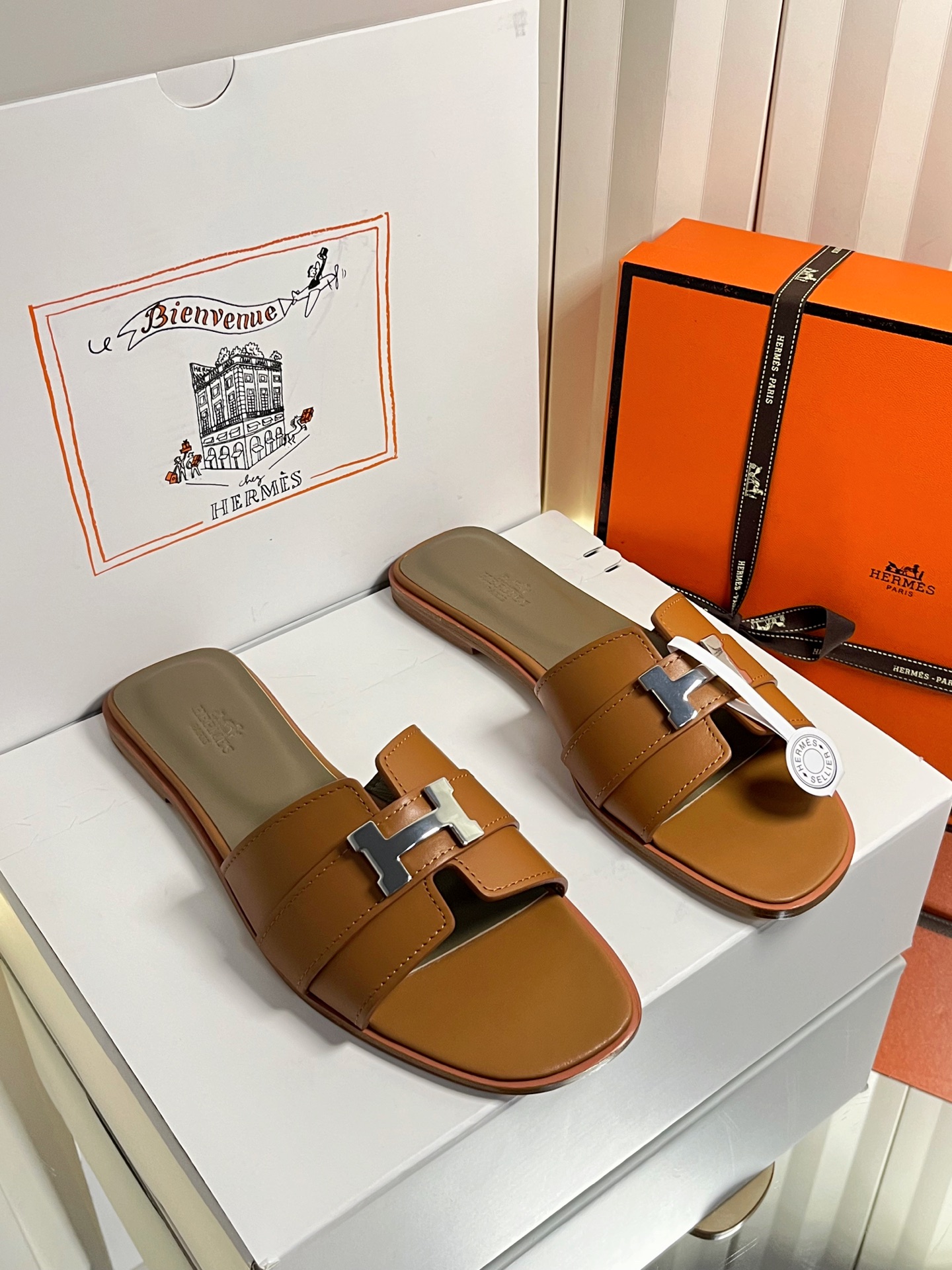 NO:902387,(Additional 10 for the airplane box) Hermes H slippers Oasis sandals series————————Fashionable and versatile Super comfortable Every detail is made to the extreme Original swift calfskin Original 1:1 exclusive private mold upper/original leather outsole Original special cowhide upper Heel high flat bottom //5cm mid-heel outsole Original leather outsole  SIZE34~42 (40.41.42 customization is non-returnable and non-exchangeable), slippers, hermes, hermes, stuart weitzman, sandals, slippers, cowhide, Leather soles19860909（飞机盒另加10） Hermes 爱马仕H拖鞋Oasis 凉鞋系列———————————时尚又百搭 超级舒服 每个细节都做到极致 原版swift小牛皮 原版1:1独家私模鞋面/原版真皮大底  鞋面原版特制牛皮 跟高平底//中跟5cm 大底原版真皮大底 SIZE34~42（40.41.42定制不退不换）,拖鞋,hermes,hermes,stuart weitzman,sandals,slippers,cowhide,Leather soles,Women's Shoes