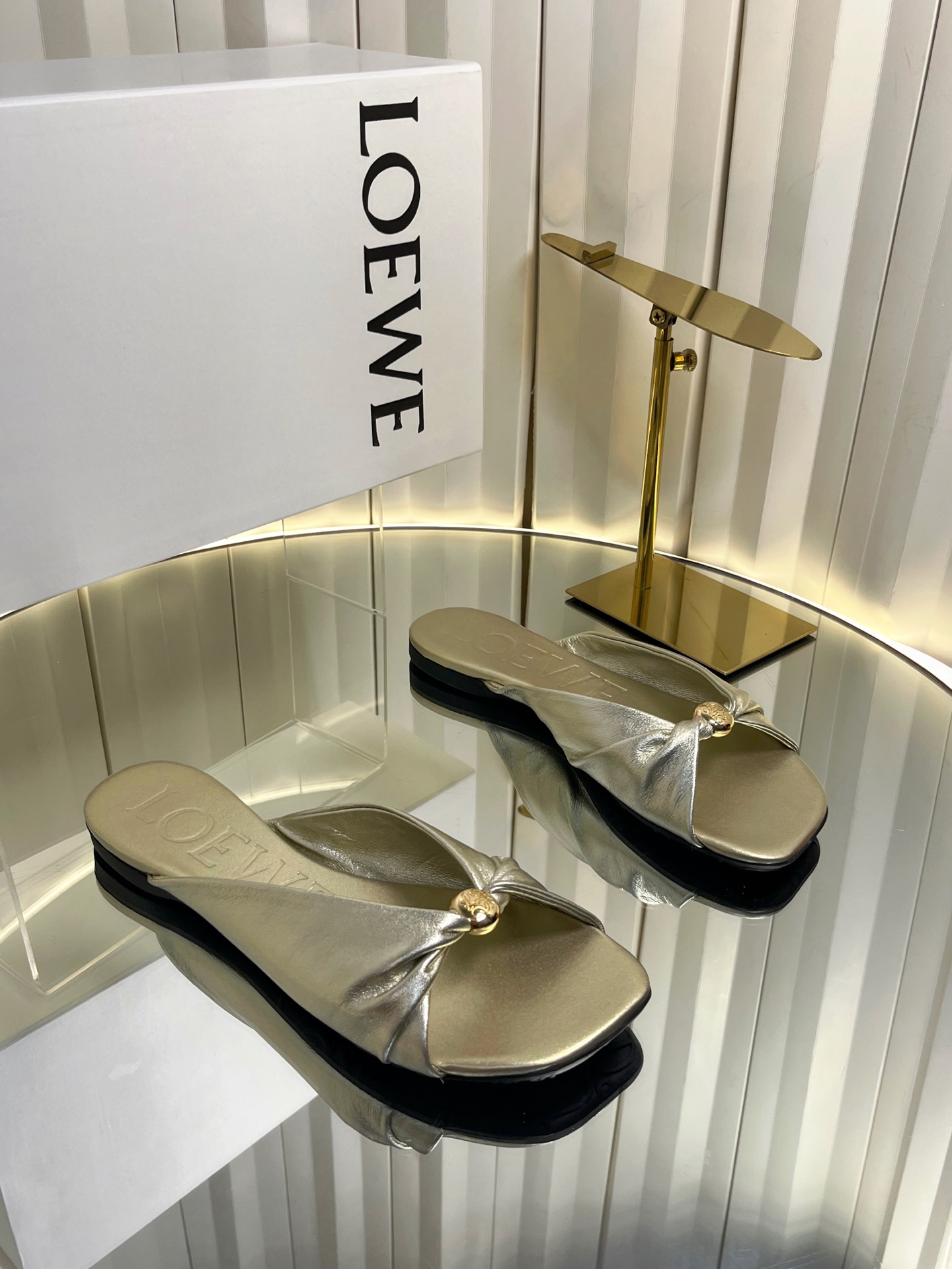 NO:902434,Purchasing-grade LOEW* Loewe 26ss new spring and summer small-heeled slippers. Crazy simple design feels cleaner and more elegant. It highlights the modern temperament of early autumn. Made of super-soft sheepskin. The sole is decorated with petal patterns for anti-slip. The hand-knotted soft nappa sheepskin upper, supplemented by a minimalist support structure, creates a naked feeling experience that fits your feet, allowing you to walk all day long. You will never forget it.  The color is also very attractive and beautiful, and the moment you put it on your feet, you are full of temperament. The upper is made of soft sheepskin, the lining is tiptoe sheepskin, and the Italian imported injection molded leather outsole Size35-43 (40, 41, 42, 43 customized, non-returnable), slippers, loewe, loewe, slippers, sheepskin, Leather soles19860909代购级LOEW* 罗意威 26ss 春夏新品 小跟拖鞋 疯狂种草简约设计感觉更干净优雅 彰显出初秋的摩登气质采用超柔软羊皮打造,鞋底饰有 花瓣图案起到防滑作用 手工扭结的柔软纳帕羊皮鞋面,辅以极简支撑结构,营造出贴合双足的裸感体验,让你行走一天都 让你念念不忘 颜色也很耐看漂亮,上脚瞬间气质十足气场 鞋面采用柔软羊皮 内里踮脚 羊皮 意大利进口注塑真皮大底 Size35-43（40 41 42 43定制不退换）,拖鞋,loewe,loewe,slippers,sheepskin,Leather soles,Women's Shoes