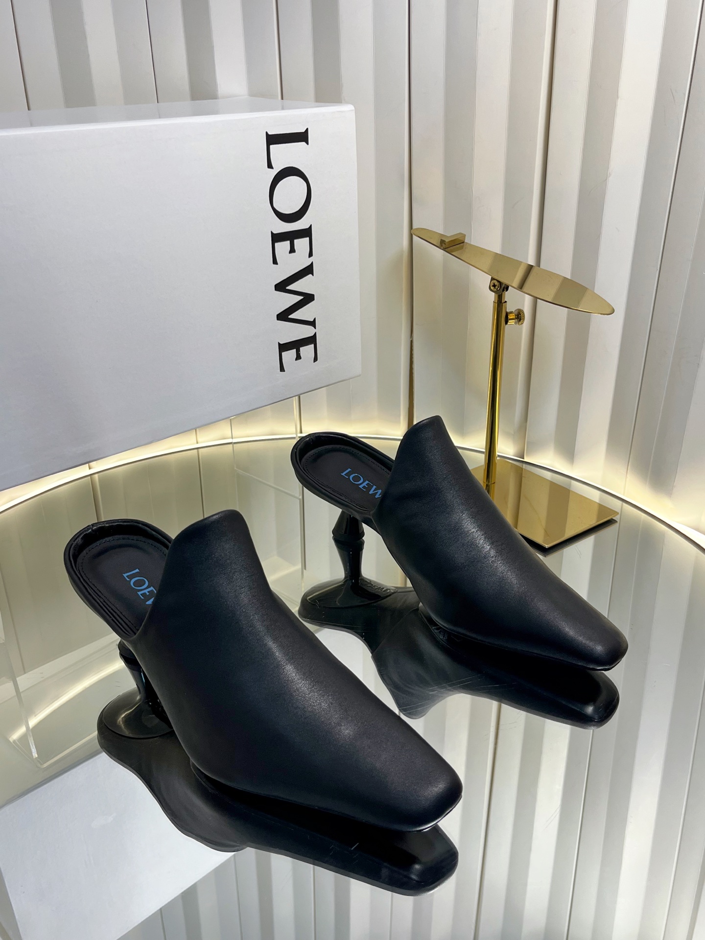 NO:902420,LOEWE 2026ss new product, retro style, calfskin high-heeled slippers, mule shoes, a recently popular slipper, a popular model on Xiaohongshu and the Internet, super cute, a must-have item that fashionistas must not miss, no complicated decorations, excellent vintage feel, pure and minimalist, neat and poetic, original custom-made calfskin fabric, imported sheepskin lining, 5cm heel height, genuine leather outsole imported from Italy  Size 35-39 (40 41 42 43 customized), half-slip heels, loewe, loewe, high heels, slippers, cowhide, sheepskin, Leather soles19860909LOEWE 罗意威 2026ss新品 复古风 小牛皮高跟拖鞋 穆勒鞋  最近大热的一款拖鞋 小红书、外网火爆款 超级可爱 时髦精绝对不能错过的必入款 没有任何繁杂装饰 质感极好的vintage感 纯粹和极简做得利落又诗意 面料原版定制小牛皮 内里进口羊皮 跟高5cm 意大利进口真皮大底 码数35-39 (40 41 42 43定做）,半拖高跟鞋,loewe,loewe,high heels,slippers,cowhide,sheepskin,Leather soles,Women's Shoes
