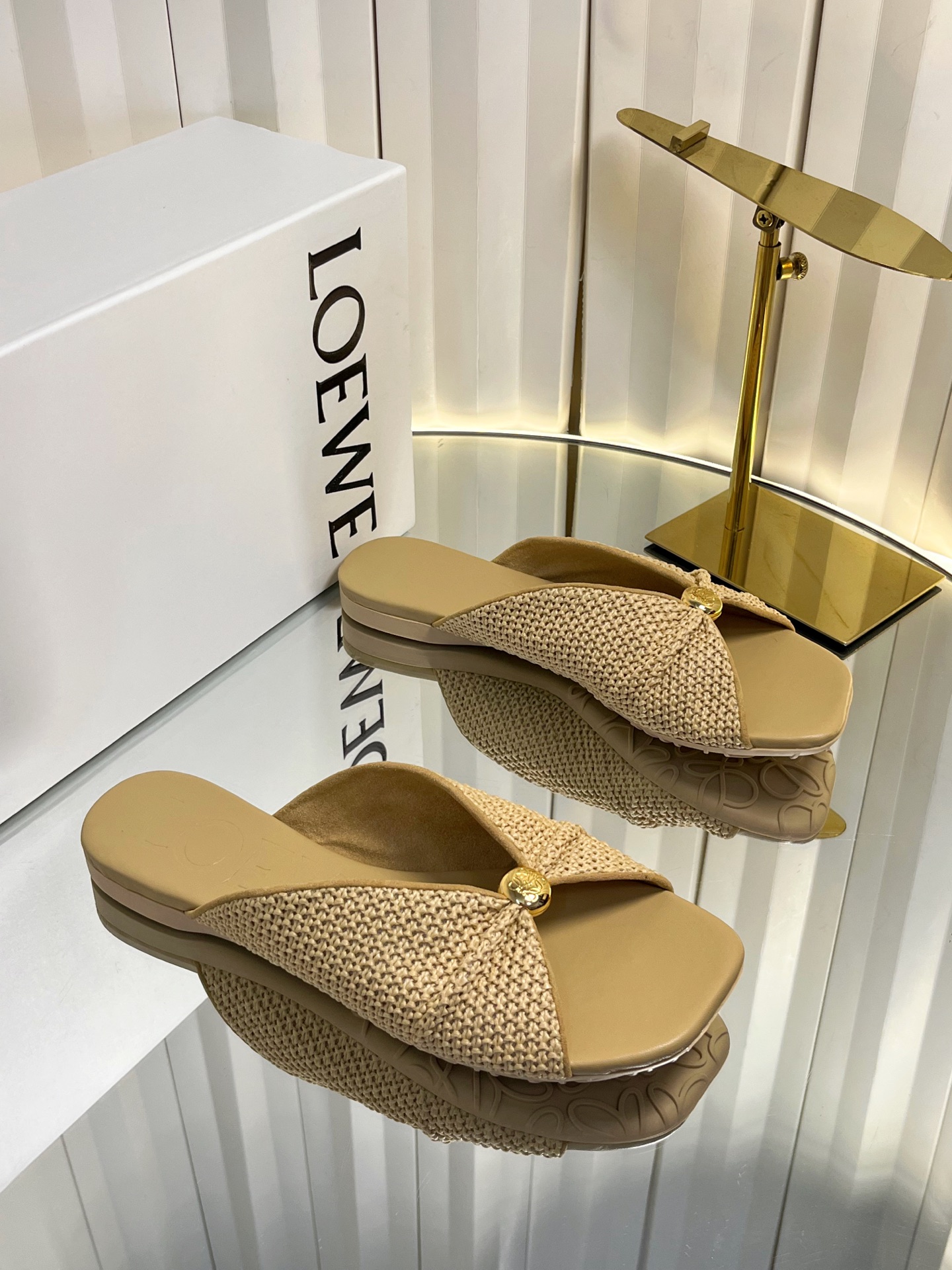 NO:902401,Purchasing agent level LOEW* Loewe 26ss new spring and summer small-heeled slippers. The simple design feels cleaner and more elegant. It highlights the modern temperament of early autumn. It is made of super-soft raffia mesh. The sole is decorated with petal patterns for anti-slip. The hand-knotted soft upper, supplemented by a minimalist support structure, creates a naked feeling experience that fits your feet, allowing you to walk all day long. You will never forget it.  The color is also very attractive and beautiful, and the moment you put it on your feet, it is full of aura. The upper is made of soft raffia mesh. The velvet lining is the same as the original. Heel height is 1cm. The lining is tiptoe. Sheepskin. Injection molding outsole imported from Italy. Size 35-41 (40 41 customization is not returnable), slippers, loewe, loewe, slippers, sheepskin19860909代购级LOEW* 罗意威 26ss 春夏新品 小跟拖鞋 疯狂种草简约设计感觉更干净优雅 彰显出初秋的摩登气质采用超柔软拉菲网打造,鞋底饰有 花瓣图案起到防滑作用 手工扭结的柔软鞋面,辅以极简支撑结构,营造出贴合双足的裸感体验,让你行走一天都 让你念念不忘 颜色也很耐看漂亮,上脚瞬间气质十足气场 鞋面采用柔软拉菲草网 内里绒里原版一致 跟高1cm 内里踮脚 羊皮 意大利进口注塑成型大底 Size35-41（40 41 定制不退换）,拖鞋,loewe,loewe,slippers,sheepskin,Women's Shoes
