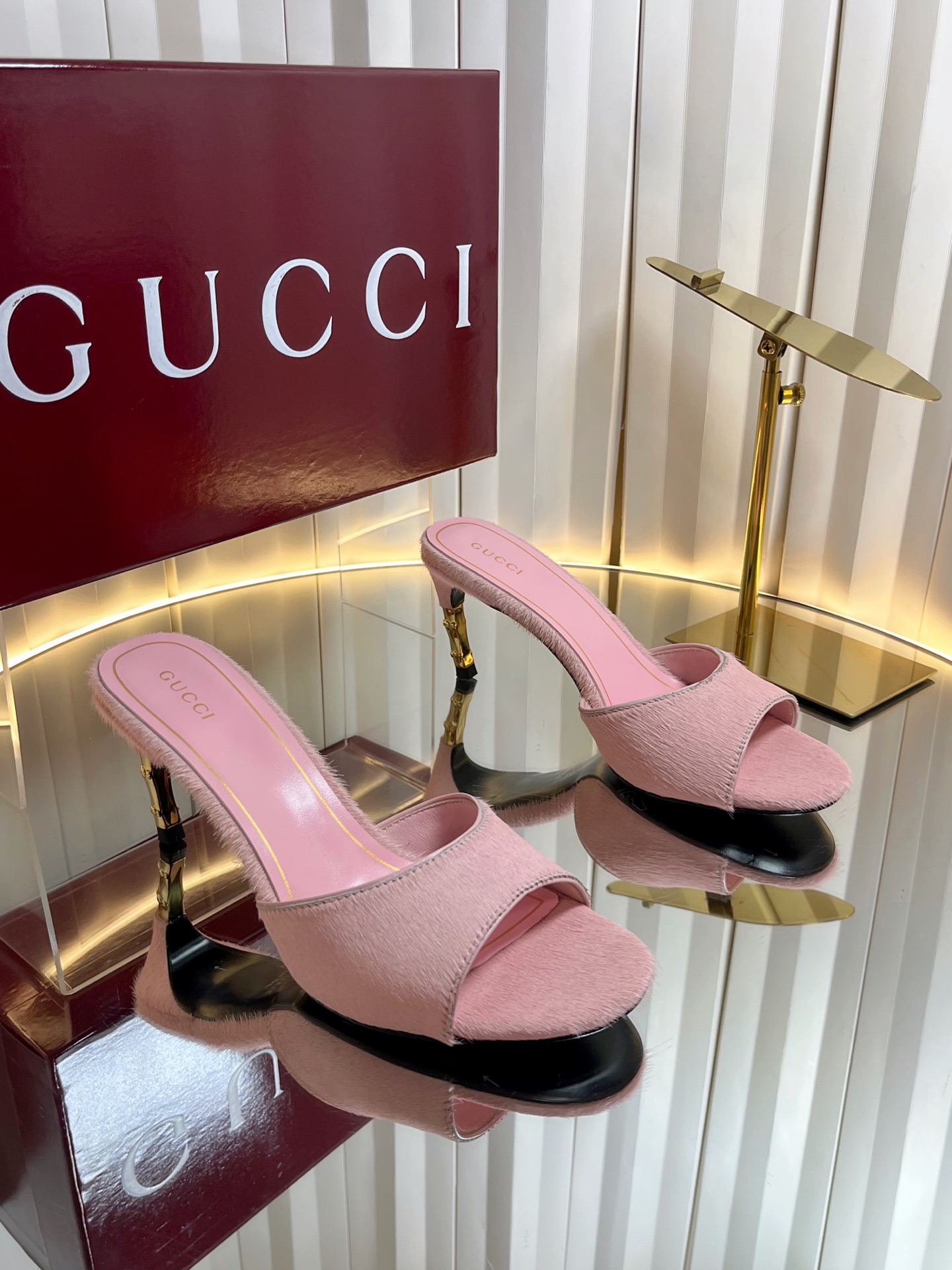 NO:902394,56ssGUCC* high quality Gucci’s latest horsebit slippers!  Three major styles of golden bamboo heels and three major workmanships, wine glass heels and sandals/high-quality reproductions, double-layered oil edges and double-layered genuine leather outsole, carefully crafted from the original molds at the counter, creating classics with ingenuity!  Drawing inspiration from the 1970s archival design that brought glory to the brand, this women's sandal is accessorized with classic horsebit details and gold-toned accessories, showing a unique charm. Made of exquisite sheepskin, the design combines traditional inspiration with modern and versatile styles, elegantly embellishing the warm season look. Refreshing and high-end. Fabric: patent leather/presbyopia GG/horse hair lining, foot pads and top-layer sheepskin, and the foot comfort is beyond all similar products on the market!  Heel height: 7.5cm, sole imported from Italy, genuine leather outsole Size 35-43 (40.41.42.43 customized, non-returnable, non-exchangeable), high heels and slippers, gucci, high heels, slippers, sheepskin, Leather soles1986090956ssGUCC*高品质 GUcci最新款马衔扣拖鞋！金竹跟三大风格三大做工,酒杯跟凉拖鞋/精品复制,双层油边双层真皮大底,专柜原版开模精心制作,匠心铸造经典！从为品牌注入荣光的20世纪七十年代典藏设计中汲取灵感,这款女士凉拖配饰经典马衔扣细节金色调配件,尽显别样魅力.采用精致羊皮打造,设计融合传统灵感与现代百搭风格,优雅点缀暖季造型清爽高级 面料 :漆皮/老花GG/马毛 内里、垫脚头层羊皮,脚感舒适程度超乎市场所有同类产品！ 跟高: 7.5cm 鞋底意大利进口真皮大底  Size35-43(40.41.42.43定做不退不换）,高跟鞋拖鞋,gucci,high heels,slippers,sheepskin,Leather soles,Women's Shoes