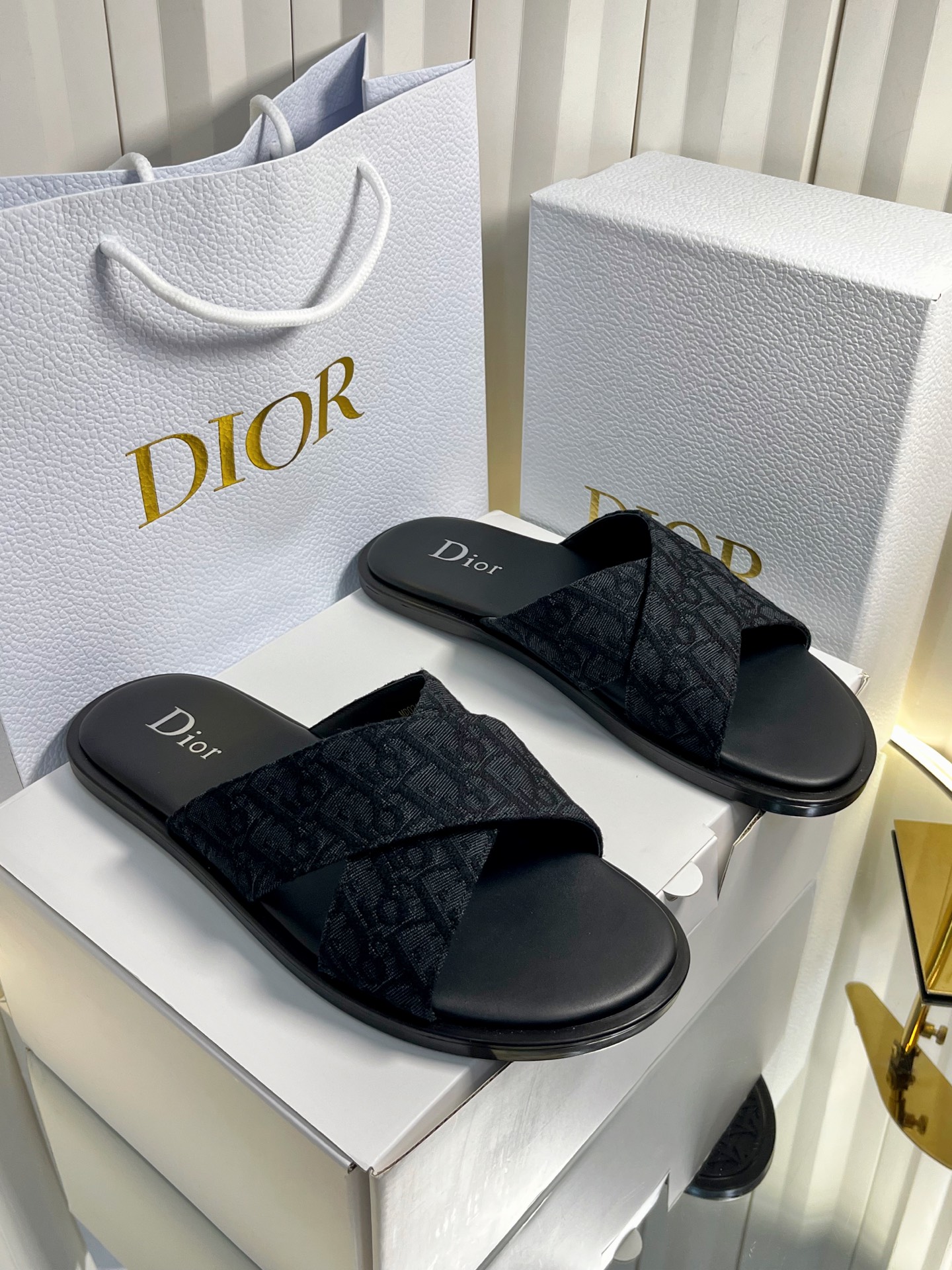 NO:902380,Dior Dior 2026 spring and summer catwalk new Alias ​​cross-strap men's slippers CD letter logo Old flower star's same style flat bottom letter logo beach sandals Material: original customized environmentally friendly breathable printed upper foot pads water-dyed cowhide lining outsole TPU combined sole outsole size 39-45 (39.45. Customized non-refundable), slippers, dior, dior, sandals, slippers, cowhide19860909Dior 迪奥 2026春夏走秀新款Alias交叉带男拖鞋 CD字母logo 老花明星同款平底字母logo沙滩凉鞋 材质:原版定制环保透气印花鞋面 垫脚水染牛皮内里垫脚 大底TPU 组合底大底 size39-45(39.45.定制不退换),拖鞋,dior,dior,sandals,slippers,cowhide,Women's Shoes