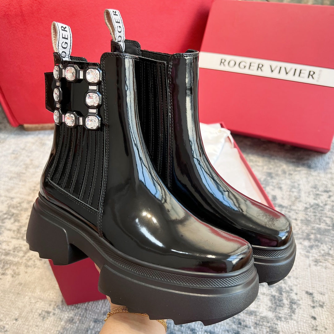 NO:562994,The new RV short boots from Guangzhou, RVWallaviv series, combine the brand's consistent elegant elements and personalized thick-soled design to launch cool Chelsea ankle boots. Made of shiny patent leather, decorated with shiny diamond buckles on the sides, non-slip rubber outsole is stable and comfortable. It is easy to create a bold and handsome style without losing Vivian charm. The upper is imported with open edge beads. The lining is imported A-grade lambskin. ZP private model custom-made non-slip outsole. Size35~40, boots, boots, sheepskin19860909莞产 RV新款短靴RVWallaviv系列结合品牌一贯的优雅元素和个性的厚底设计,推出酷帅的切尔西踝靴.以闪亮漆皮制成,侧边饰以闪亮钻扣,防滑橡胶外底平稳舒适.轻松打造张扬帅气风格,又不失维维亚魅力 鞋面进口开边珠 内里进口A级小羊皮 ZP私模定制防滑大底 Size35～40,靴子,boots,sheepskin,Women's Shoes