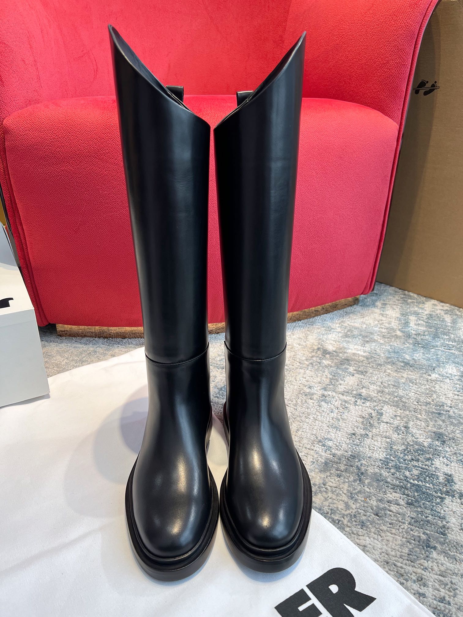 NO:594303,Made in Guangzhou, JILSANDER|Jilsander's super popular classic slanted knight boots, the upper body is invincible and can modify the shape of the legs!  These knight boots with diagonally cut shafts are really cool!  !  The huge upper feet make the legs straight, thin and straight!  !  It is also very friendly for those with straight legs and thick legs~ Needless to say about the matching~~Versatile artifact Original imported calfskin fabric Imported dyed calfskin inside The outsole is made of imported genuine leather including the outsole welt is also a genuine leather outsole Size35～40, boots, jil sander, jil sander, boots, cowhide, Leather soles19860909莞产 JILSANDER|吉尔桑达 超火经典斜口骑士长靴 上身无敌修饰腿型！斜切靴筒的骑士靴,真的帅bao了！！上脚巨显腿直,又瘦又直！！对于腿不直腿粗的也非常友好～搭配上更是不用多说啦～~百搭神器 原版进口小牛皮面料 内里进口本染小牛皮 大底采用进口真皮底 包括大底沿条也是真皮大底 Size35～40,靴子,jil sander,jil sander,boots,cowhide,Leather soles,Women's Shoes