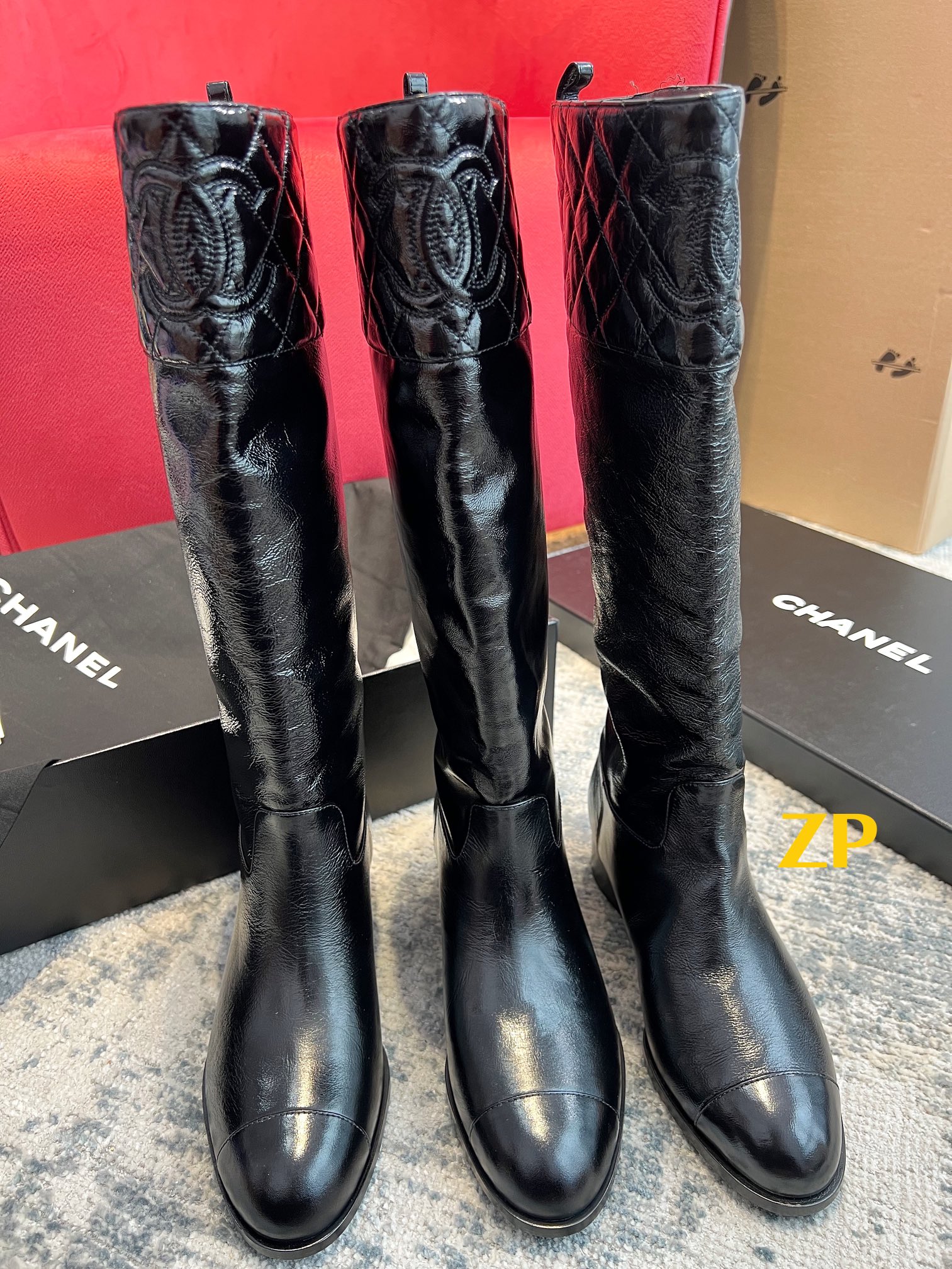 NO:680088,Wandan CH Xiang Nai Nai 23b new rhombus boots Xiaoxiang 23b new ~ Patent leather boots are awesome to wear, full of nobility, they look good no matter how you match them. With a slip-on design, you can put them in straight pants in autumn and winter. They are very easy to put on and take off. They are super comfortable on the feet, and the leather of these boots is easy to take care of!  Upper INCAS Xiaoxiang special cow paint leather / lining A-grade full-grain mixed sheepskin outsole A-grade Italian original leather / cowhide 4cm heel height Size35～40, boots, boots, cowhide, sheepskin19860909莞产 CH香奶奶 23b新款菱格长靴 小香23b上新～漆皮长靴穿上很哇塞,妥妥的贵气十足,怎么搭配都好看 .一脚蹬的设计,秋冬直筒裤都可以放里面 穿脱非常方便 上脚超舒服,而且这款靴子皮料还很好打理！ 鞋面INCAS小香专用牛油漆皮/ 内里A级全粒面混种羊皮 大底A级意大利原皮/牛皮 4cm跟高 Size35～40,靴子,boots,cowhide,sheepskin,Women's Shoes
