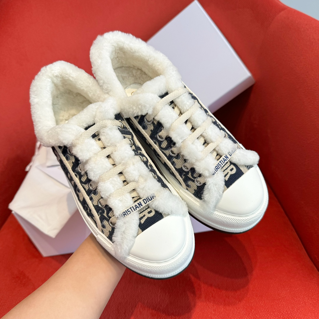 NO:614037,Winter is coming~ The fluffy DO sneakers are ready to be worn. DR's new product is a classic thick-soled embroidered sneaker. The fur lining is lambswool, which is both good-looking and warm. It's nice. The height-increasing effect is also great~ Chaizi Le+ Fresh Get Zhixiu has the same style. This year, major brands have released thick-soled shoes with classic orchid D letter embroidery. The original embroidered fabric is supplied by the customer. The inner lining is made of imported small wool (very warm). ZP private model customized outsole  Size35～40,casual shoes/sports shoes,sneakers19860909冬天来了~毛绒绒的DO运动鞋可以穿起来啦 DR新品 经典厚底刺绣运动鞋,内里皮毛一体羔羊毛兼具好看与保暖功能,nice得 哦增高效果也很棒～矮子乐+ 新鲜get智秀同款 、今年各大品牌都出厚底鞋经典兰D字母刺绣 客供原厂刺绣面料生产 内里客供进口小羊毛（非常保暖） ZP私模定制大底 Size35～40,休闲鞋/运动鞋毛毛鞋,sneakers,Women's Shoes