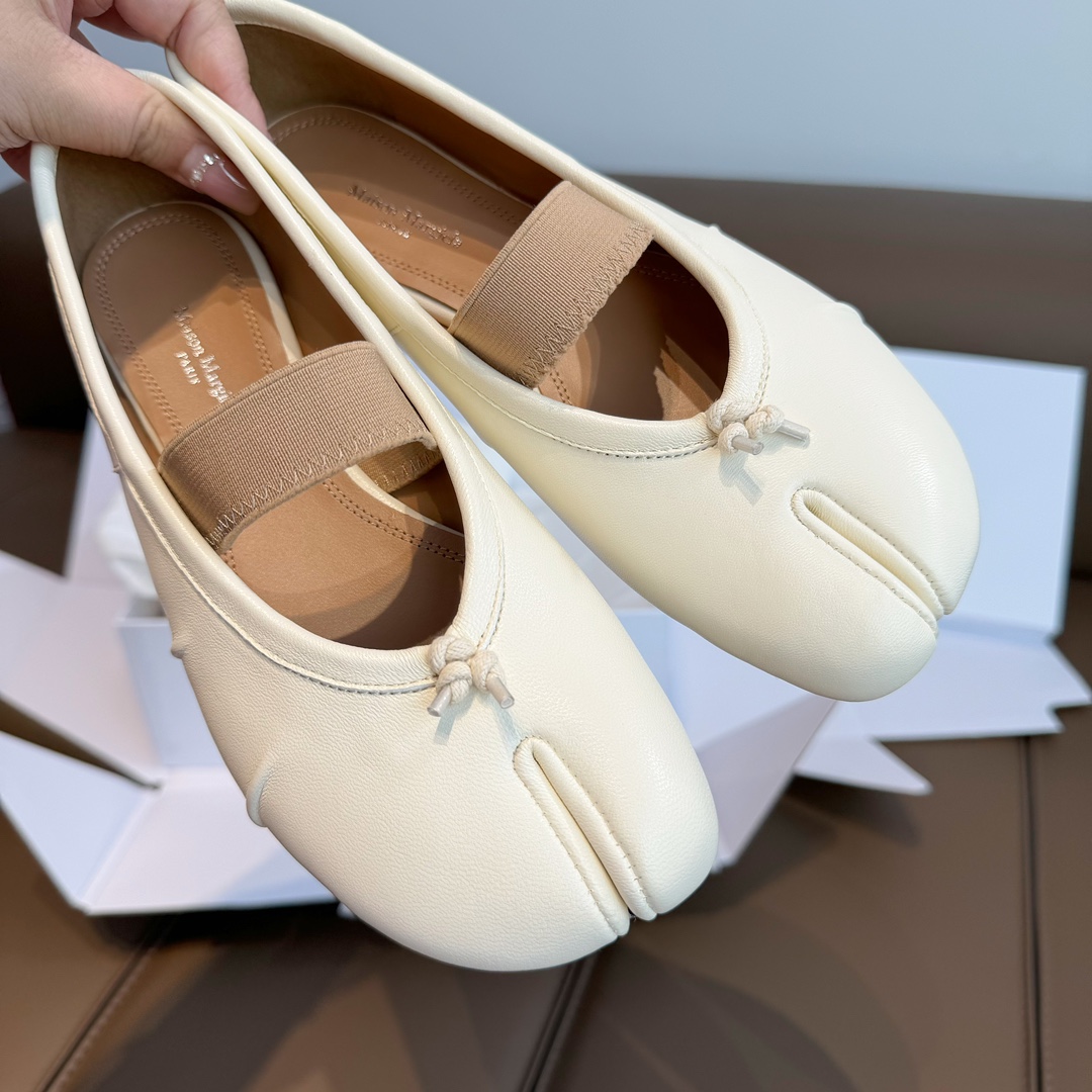 NO:652043,Margiel Margiel lace-up ballet shoes made in Guangzhou No girl can resist - Margiel lace-up ballet shoes are really beautiful. The color of these Margiel split-toe ballet shoes is: very fresh white, a bit like freshwater pearls. With a khaki strap design, it has a playful little princess feel. In summer, it is paired with piles of socks, skirts, and shorts. It doesn't look too good. The most important thing is that it is really comfortable on the feet. The upper is imported calfskin and the lining is imported A-grade lambskin.  ZP private model customized leather outsole Size35～40, split-toe shoes, masion margiela, skirts, cowhide, sheepskin, Leather soles19860909莞产 Margiel马吉拉马吉拉绑带芭蕾舞鞋 没有一个女生可以抵抗-马吉拉绑带芭蕾舞鞋真的太美了,这双马吉拉分趾芭蕾舞鞋颜色:很清新的白色,有点淡水珍珠感觉 加上一个卡其色绑带设计,很有小公主俏皮的感觉夏天搭配堆堆袜,裙子,短 ,简直不要太好看最关键是上脚真的是太舒服了吧 鞋面进口小牛皮 内里进口A级小羊皮 ZP私模定制真皮大底 Size35～40,分趾鞋,masion margiela,skirts,cowhide,sheepskin,Leather soles,Women's Shoes