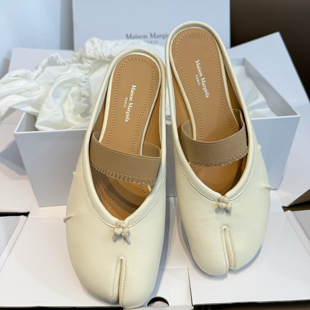 NO:652068,Margiel Margiel lace-up ballet shoes made in Guangzhou No girl can resist - Margiel lace-up ballet shoes are really beautiful. The color of these Margiel split-toe ballet shoes is: very fresh white, a bit like freshwater pearls. With a khaki strap design, it has a playful little princess feel. In summer, it is paired with piles of socks, skirts, and shorts. It doesn't look too good. The most important thing is that it is really comfortable on the feet. The upper is imported calfskin and the lining is imported A-grade lambskin.  ZP private model customized leather outsole Size35～40, split-toe shoes, masion margiela, skirts, cowhide, sheepskin, Leather soles19860909莞产 Margiel马吉拉马吉拉绑带芭蕾舞鞋 没有一个女生可以抵抗-马吉拉绑带芭蕾舞鞋真的太美了,这双马吉拉分趾芭蕾舞鞋颜色:很清新的白色,有点淡水珍珠感觉 加上一个卡其色绑带设计,很有小公主俏皮的感觉夏天搭配堆堆袜,裙子,短 ,简直不要太好看最关键是上脚真的是太舒服了吧 鞋面进口小牛皮 内里进口A级小羊皮 ZP私模定制真皮大底 Size35～40,分趾鞋,masion margiela,skirts,cowhide,sheepskin,Leather soles,Women's Shoes