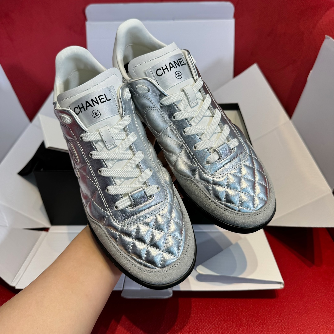 NO:646051,Purchasing agent-level ceiling CH Xiang Nai Nai 24A tennis shoes, another dark horse, he is coming~ Tennis shoes have become popular in previous seasons. If you haven’t bought them yet, you can buy new models!  I can’t sit still when I see this waxed leather! Black, white, silver, soles and uppers are all soft. The upper is made of imported high-quality waxed calfskin ~ with imported high-mercerized smooth cow suede leather. The lining is imported white sheepskin. The outsole is TPU wear-resistant combined sole. Size 35~40 (can be customized to 41), casual shoes/sports shoes, sneakers, cowhide, sheepskin19860909代购级天花板 CH香奶奶24A网球鞋、又是一匹黑马他要来了～ 之前几季网球鞋都爆火还没入手的可以入手新款啦！ 看见这个油腊皮坐不住了! 黑色、白色、银色 鞋底鞋面都软 鞋面采用进口优质油蜡小牛皮～搭配进口高丝光牛反绒皮 内里进口白色羊皮 大底tpu耐磨组合底 size35～40（可定制41）,休闲鞋/运动鞋,sneakers,cowhide,sheepskin,Women's Shoes