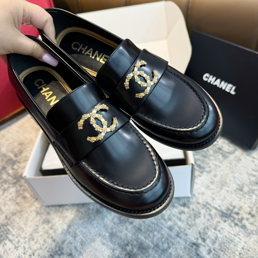 NO:563496,Made in Guangzhou, CH24S new loafers, camellia flower buckle loafers, grandma's new early spring loafers. Full of retro flavor and do not need any copywriting, because you can see the full sense of high-end at a glance. Sure enough, Xiaoxiang is the one who understands women best, full marks recommended. Customized imported cowhide fabric for customers, ZP customized imported sheepskin lining, private model customized camellia hardware buckle, customized Italian leather outsole  size35～40,loafers,cowhide,sheepskin,Leather soles19860909莞产 CH24S新款乐福鞋,山茶花朵扣乐福鞋香奶奶的早春新款乐福鞋.充满着复古气息且不需要任何文案的衬托,因为一眼可见满满当当的高级感来,果然最懂女人的还得是小香,满分推荐. 客供定制进口牛皮面料 ZP定制进口羊皮里垫脚 私模定制山茶花五金扣 定制意大利真皮大底 size35～40,乐福鞋,loafers,cowhide,sheepskin,Leather soles,Women's Shoes