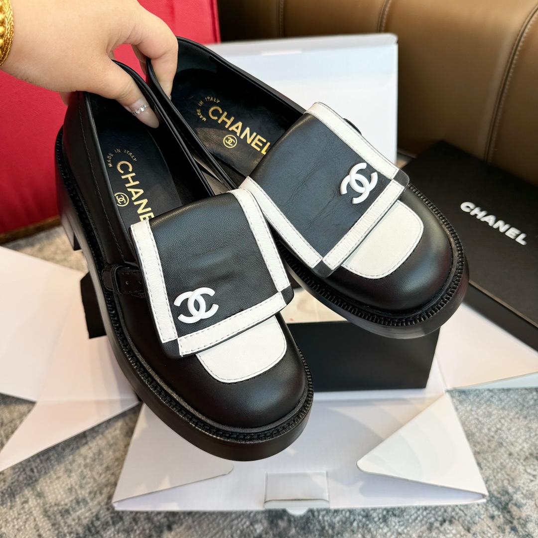 Chanel Schuhe Loafers Schwarz Weiß Echtleder Lammfell Schaffell Herbstsammlung