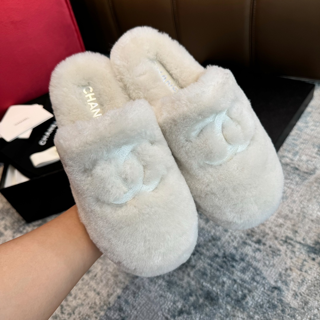 NO:460312,Purchase version [Guangdong goods] Chanel 24K fur slippers How can one miss a pair of fur slippers in autumn and winter? It’s so fluffy and so comfortable. It’s so cute~ Fashionable item!  All three colors have original versions, pure wool integrated (much more expensive than ordinary wool on the market) at any cost!  Just to pursue the best!  Customized original imported integrated wool (Note: Every real wool will be slightly different from each piece of wool) Customized integrated wool bag thick sole water table ZP open mold custom TPU outsole size35～41 (40 41 custom made without return or exchange), wool shoes, chanel, slippers19860909代购版本【莞货】香奈儿24K毛毛拖鞋 秋冬怎么能少了一双毛毛拖鞋呀～ 毛绒绒的太舒服 太可爱啦～时髦单品！ 三色都有原版,纯羊毛一体（比市面普通毛贵很多）不惜成本！只为追求最好！ 定制原厂进口一体羊毛(注:真正的羊毛每一张毛毛都会有轻微不同) 定制一体羊毛包厚底水台 ZP开模定制TPU大底 size35～41 (40 41订做不退换）,毛毛鞋,chanel,slippers,Women's Shoes
